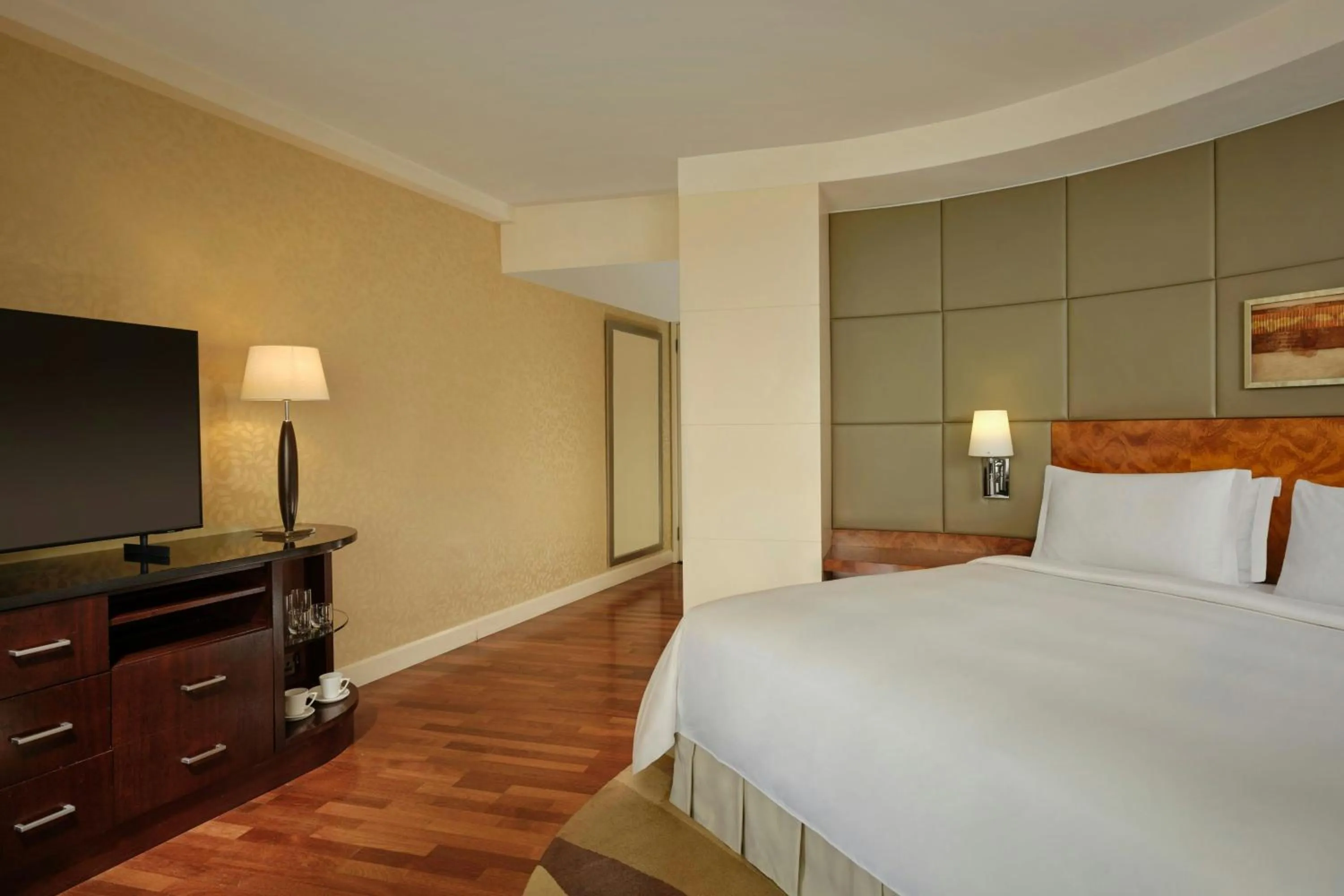 Photo of the whole room, Bed in The Park Tower Knightsbridge, a Luxury Collection Hotel, London