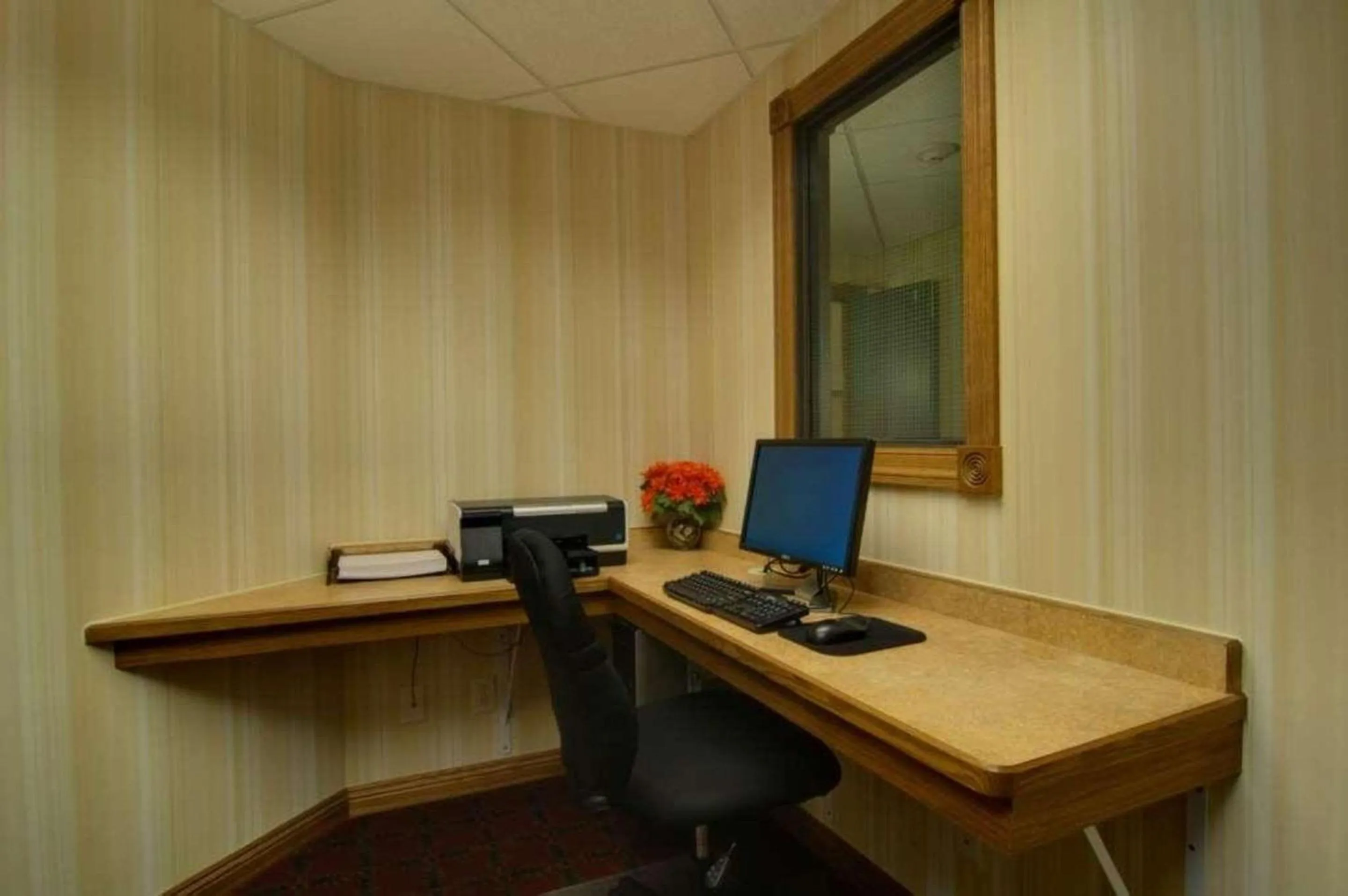 Business facilities in Country Inn & Suites by Radisson, Chanhassen, MN