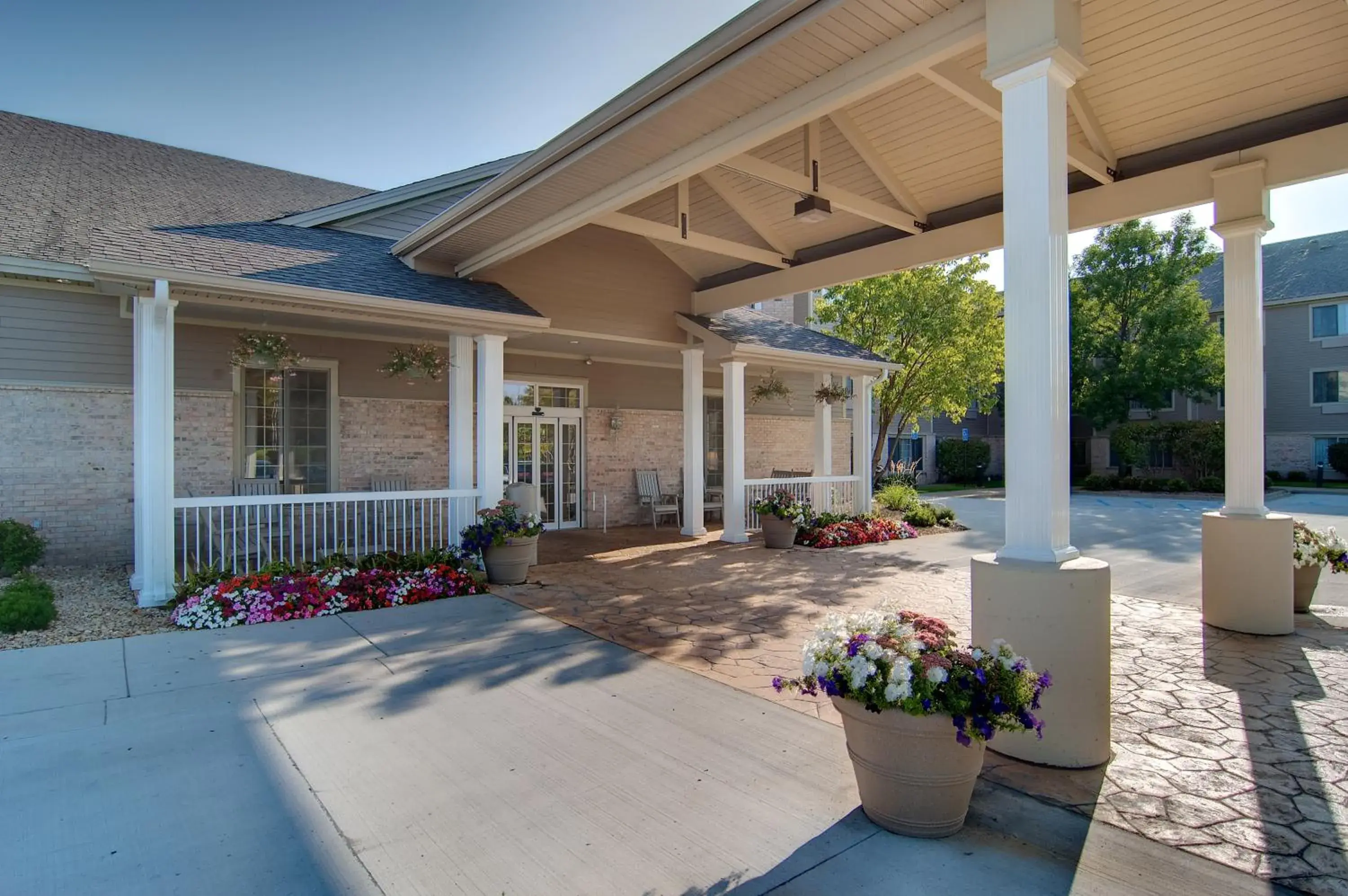 Facade/entrance in Country Inn & Suites by Radisson, Chanhassen, MN Facade/entrance in Country Inn & Suites by Radisson, Chanhassen, MN