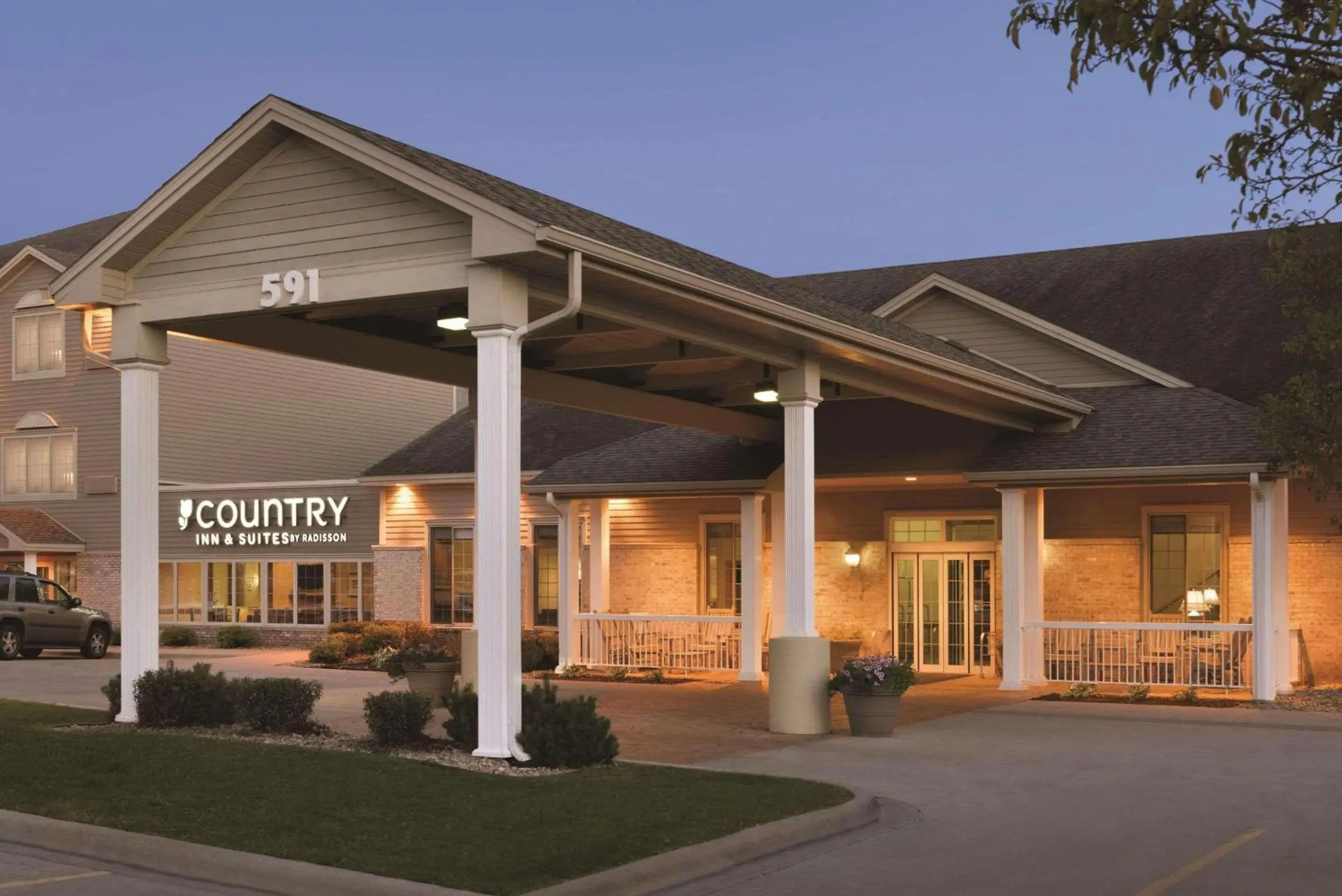 Property building in Country Inn & Suites by Radisson, Chanhassen, MN Property building in Country Inn & Suites by Radisson, Chanhassen, MN