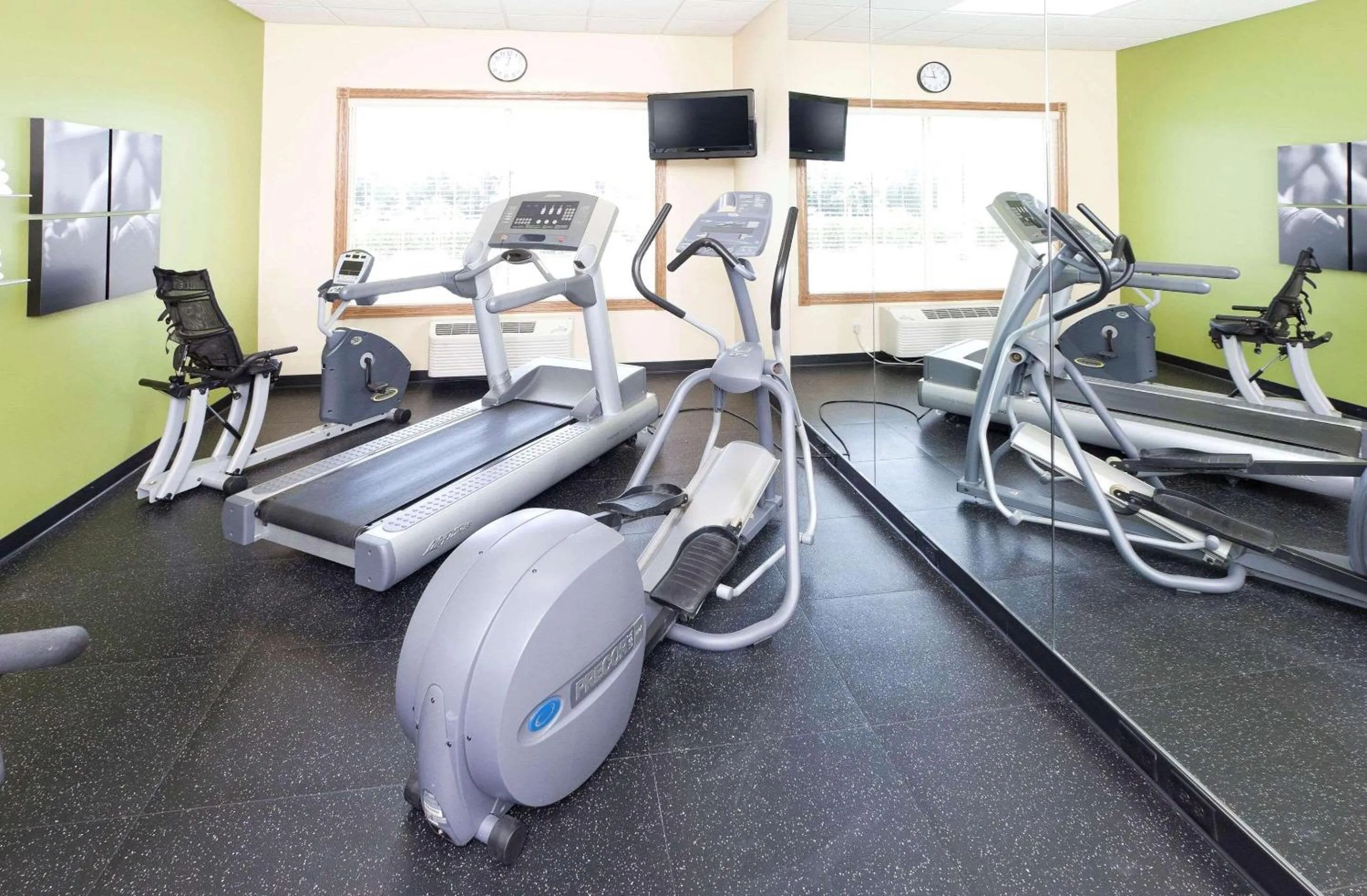 Fitness centre/facilities in Country Inn & Suites by Radisson, Chanhassen, MN