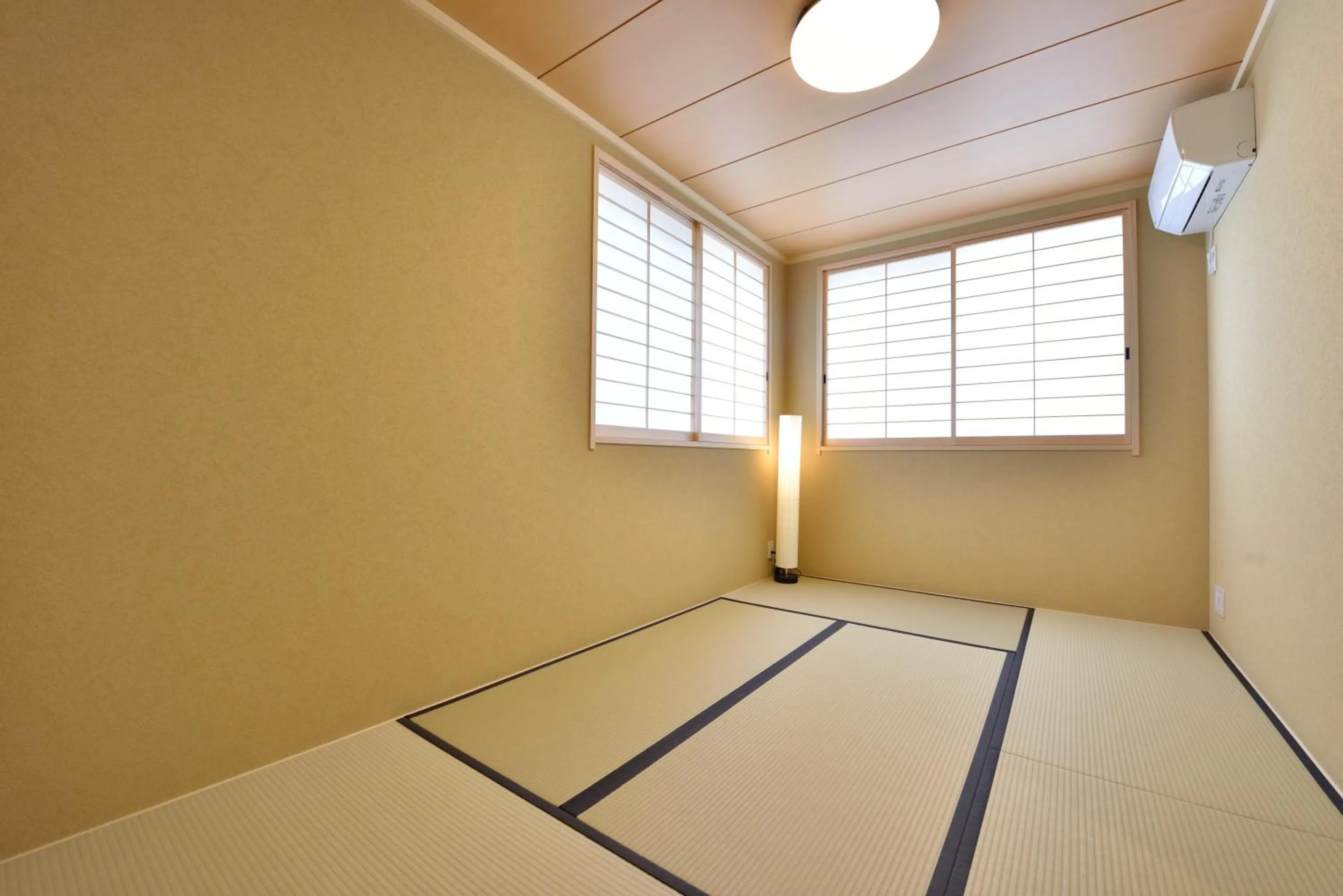 Photo of the whole room, Bed in ShukuShuku