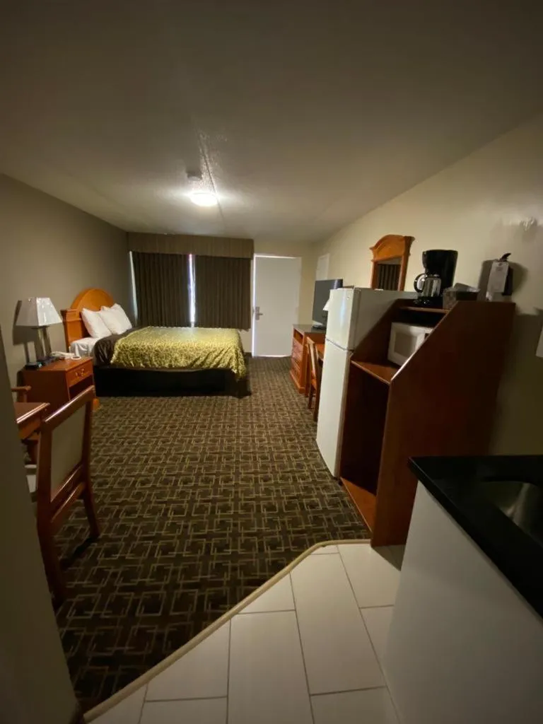 Bed in Angus Inn Motel