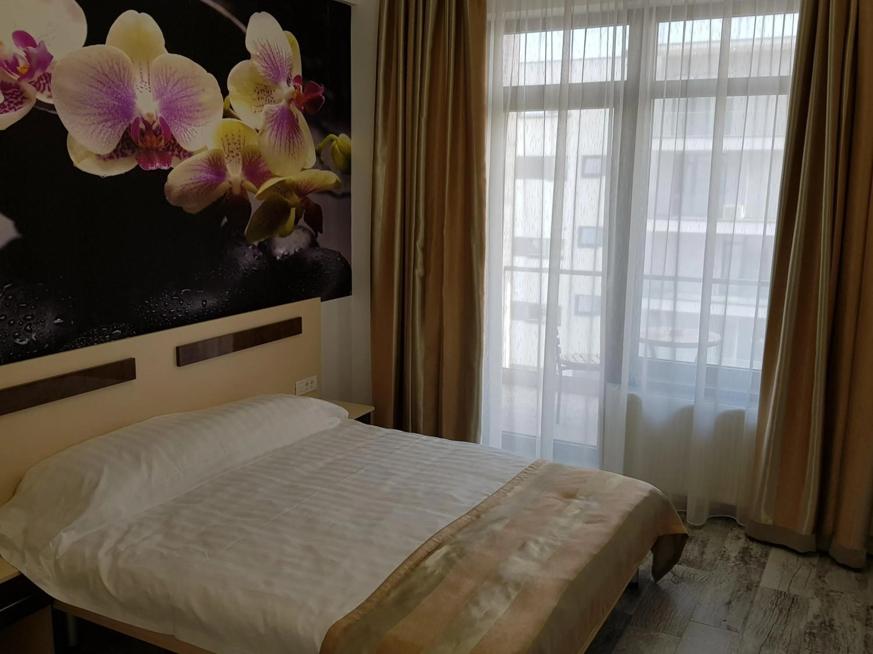 Bedroom, Bed in Lotus 7 Silver