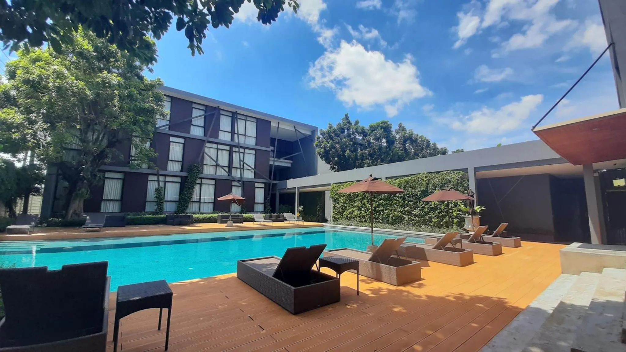Swimming pool in Vismaya Suvarnabhumi Hotel