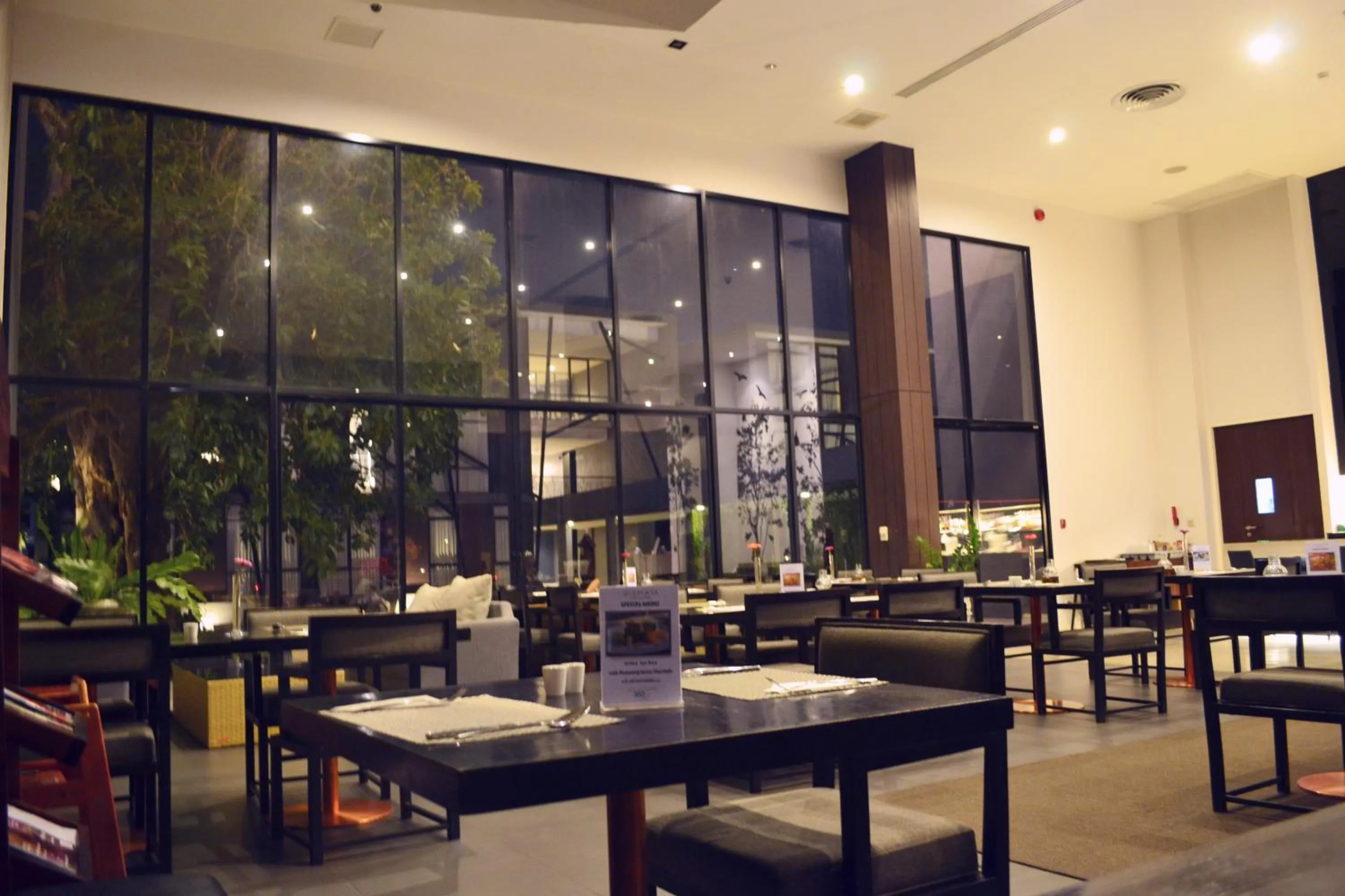 Restaurant/places to eat in Vismaya Suvarnabhumi Hotel