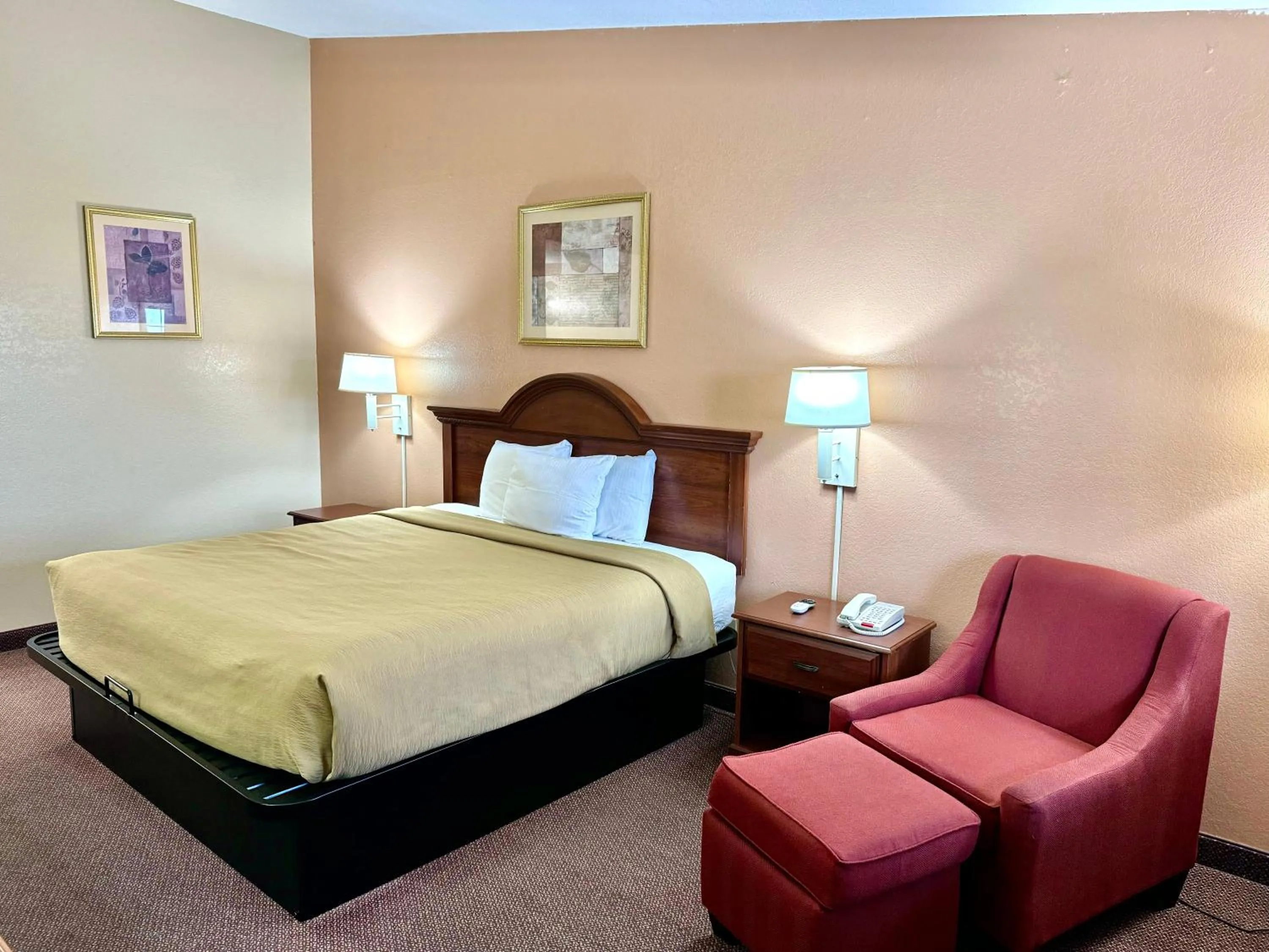 Photo of the whole room, Bed in Owensville Inn