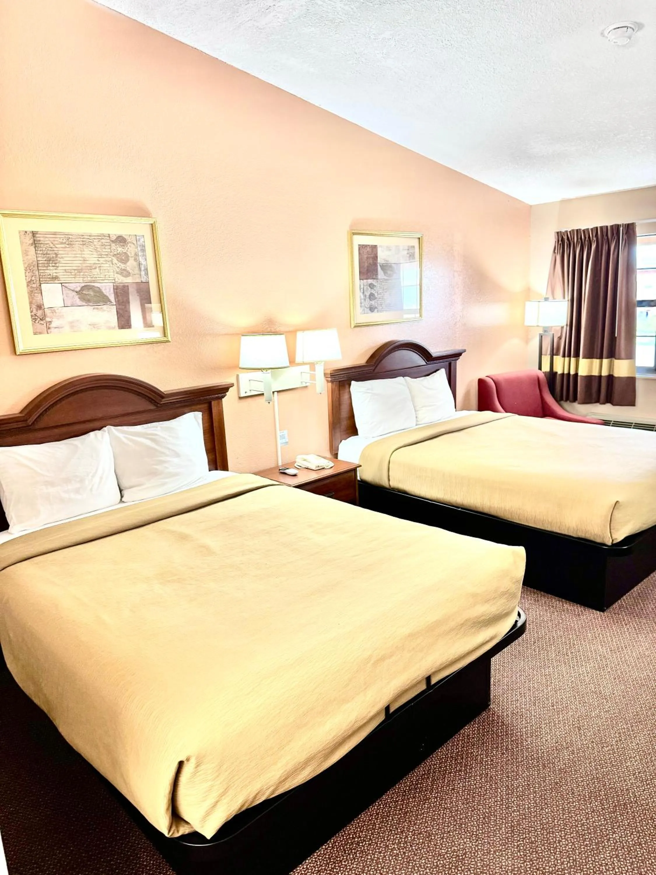 Photo of the whole room, Bed in Owensville Inn