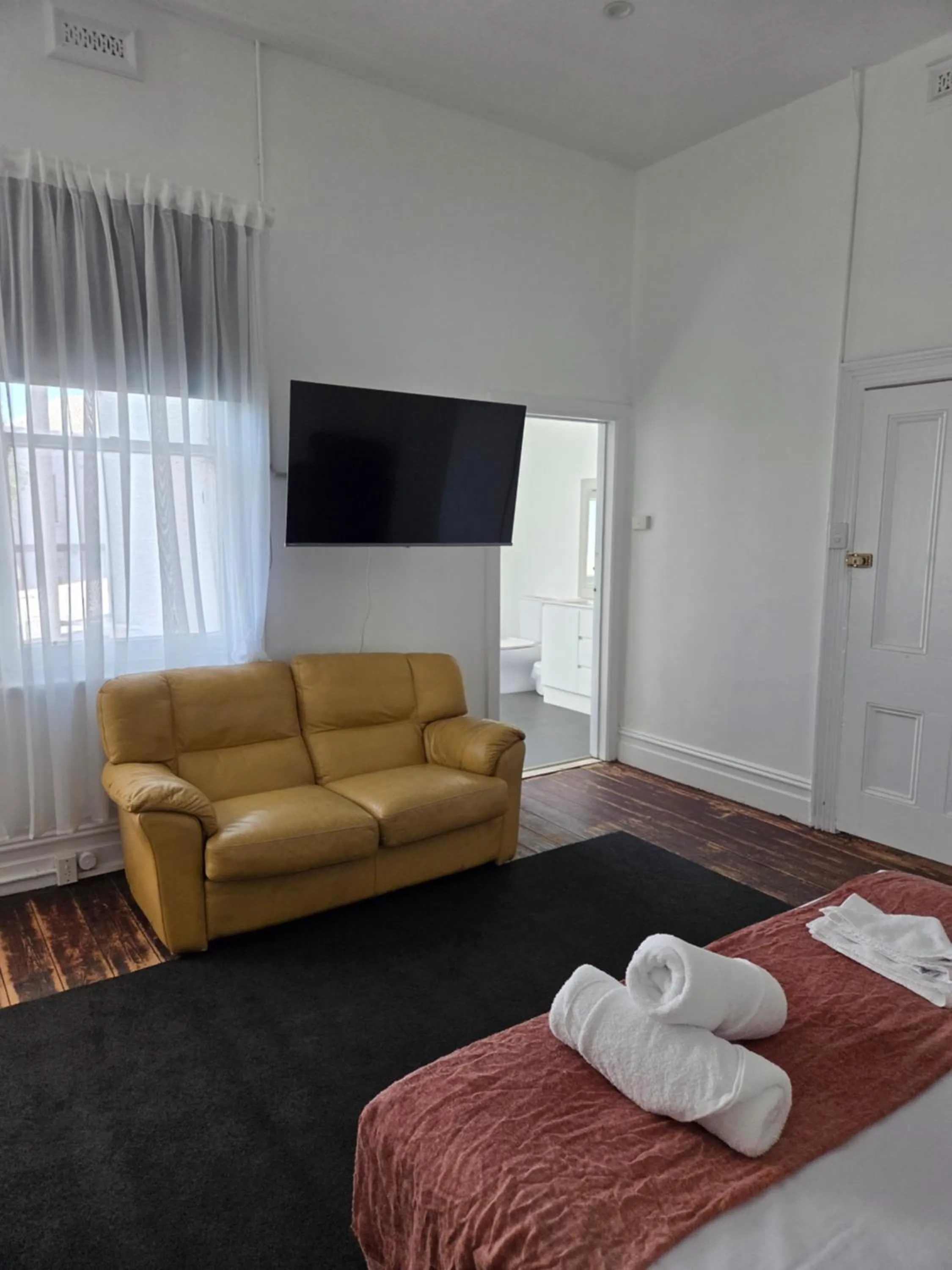 Bed in Finley Country Club Hotel Motel