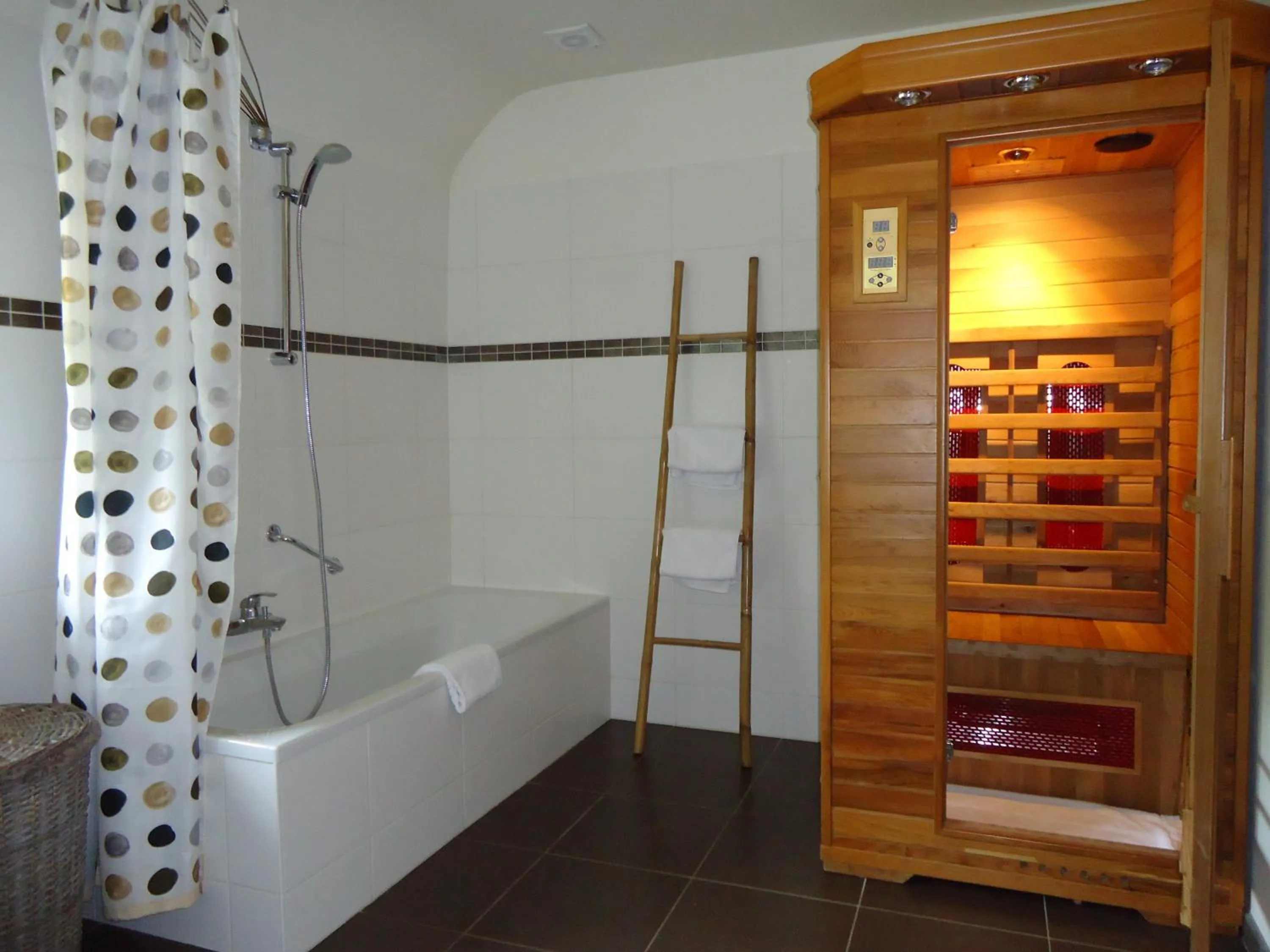 Shower in B&B Ferme de Leuze Rustieke Gîtes nabij Durbuy, eigen laadpalen