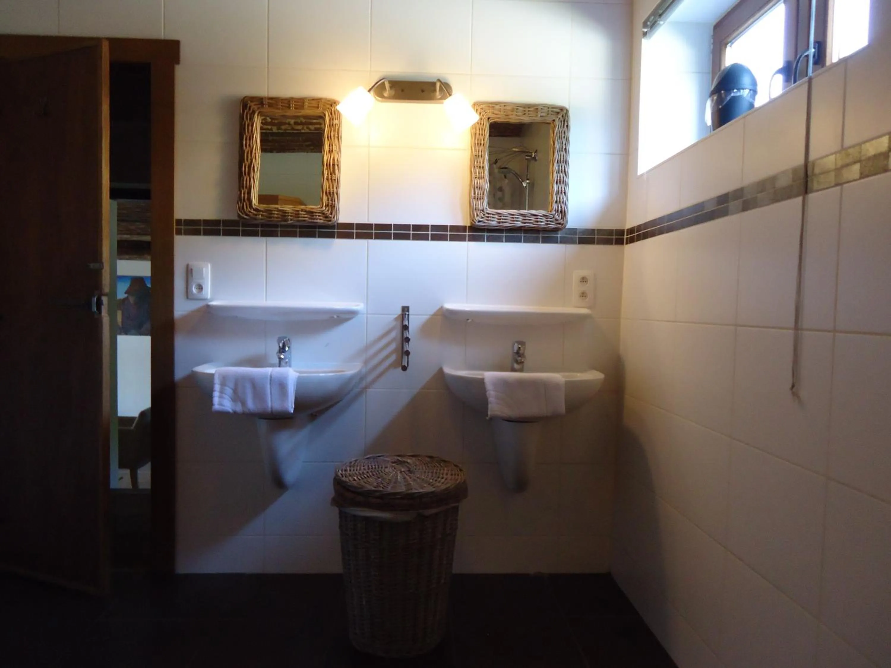 Toilet in B&B Ferme de Leuze Rustieke Gîtes nabij Durbuy, eigen laadpalen