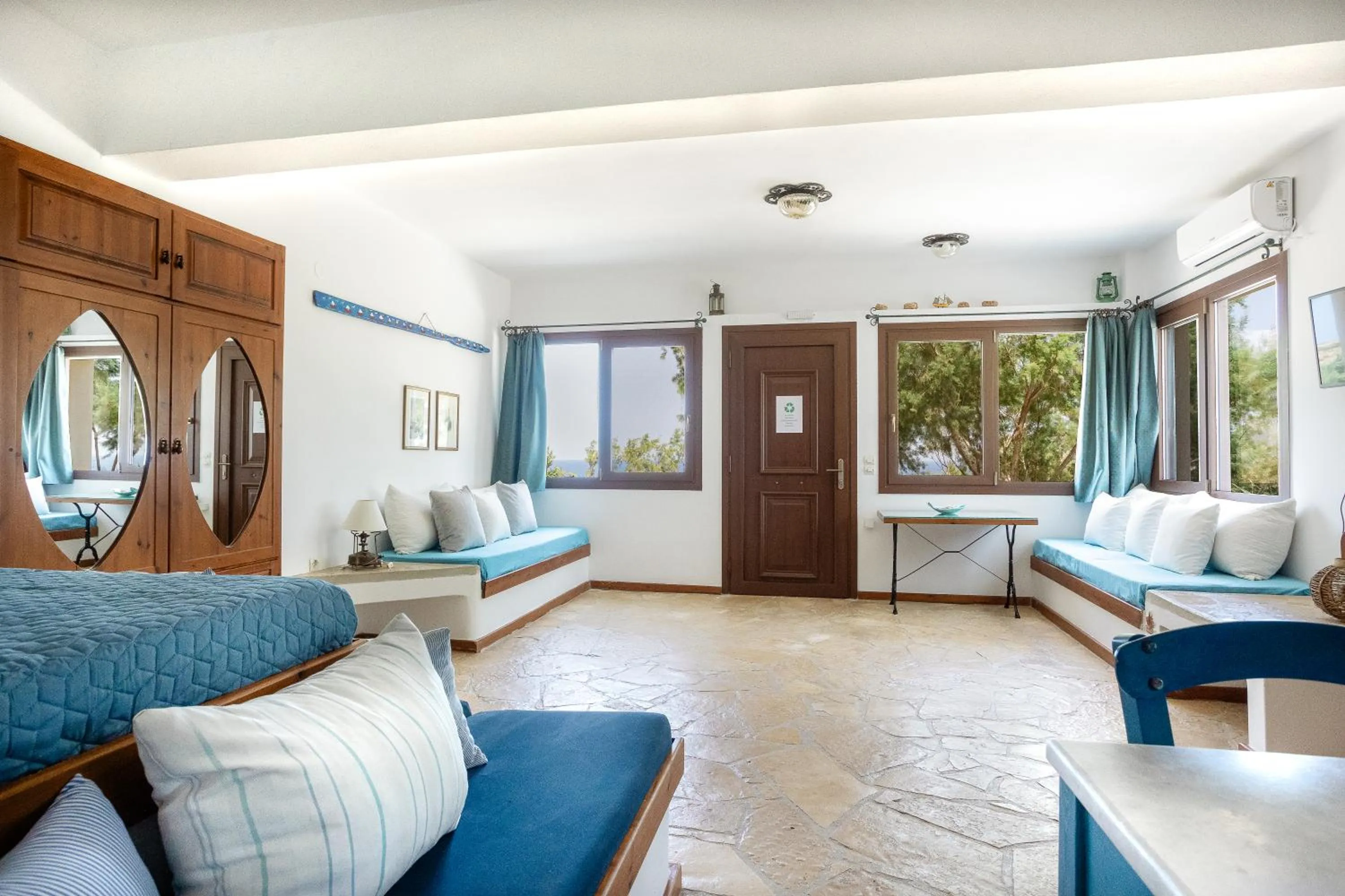 Seating area in Iliatoras