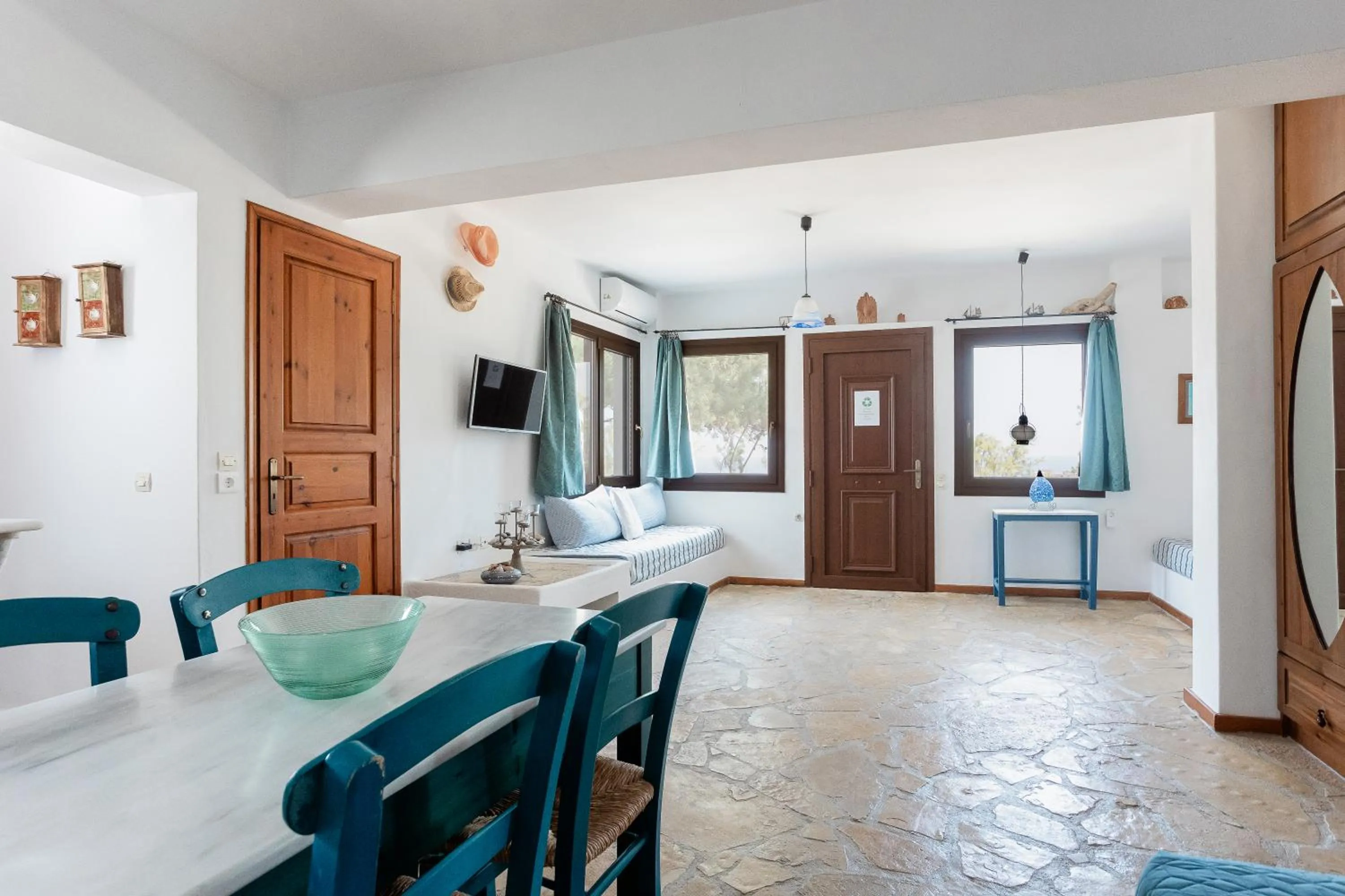 Seating area in Iliatoras