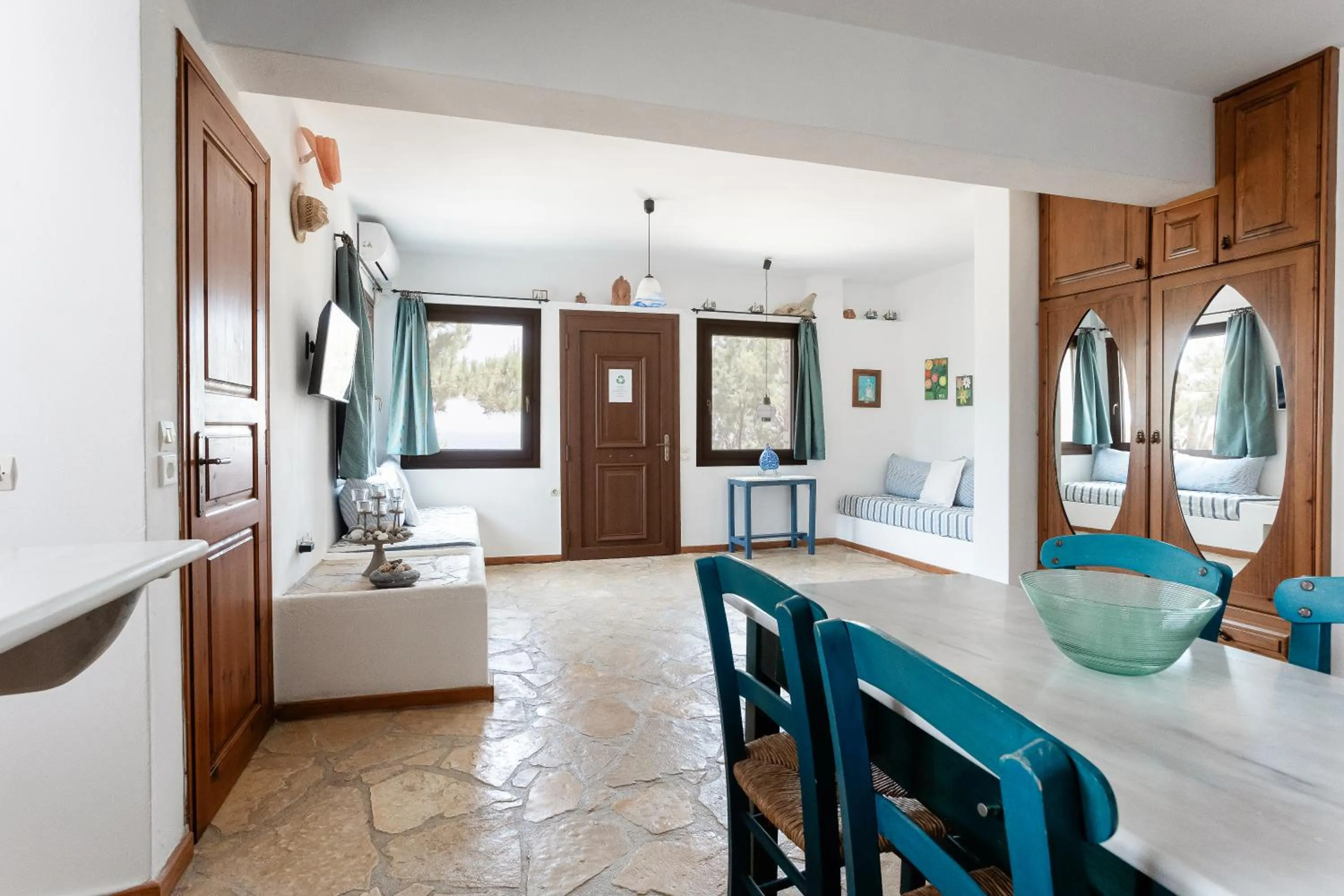 Seating area in Iliatoras