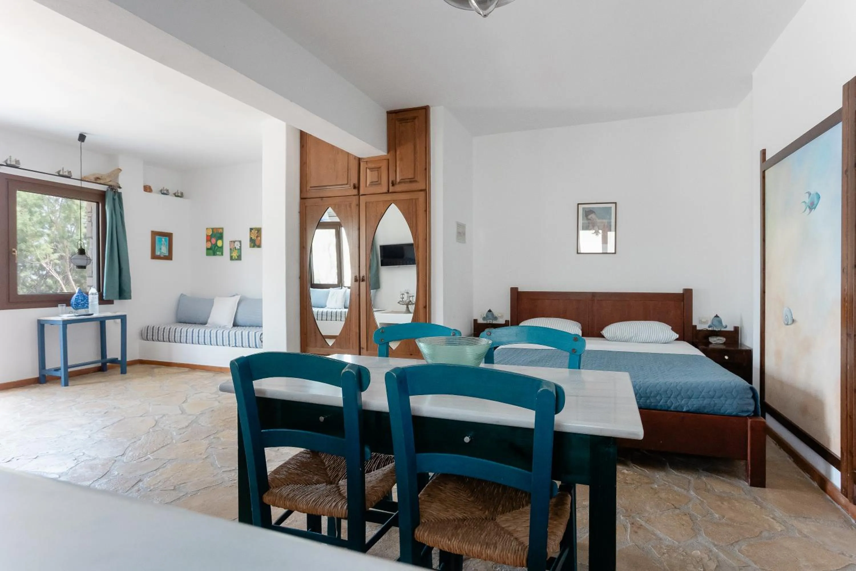 Seating area, Bed in Iliatoras