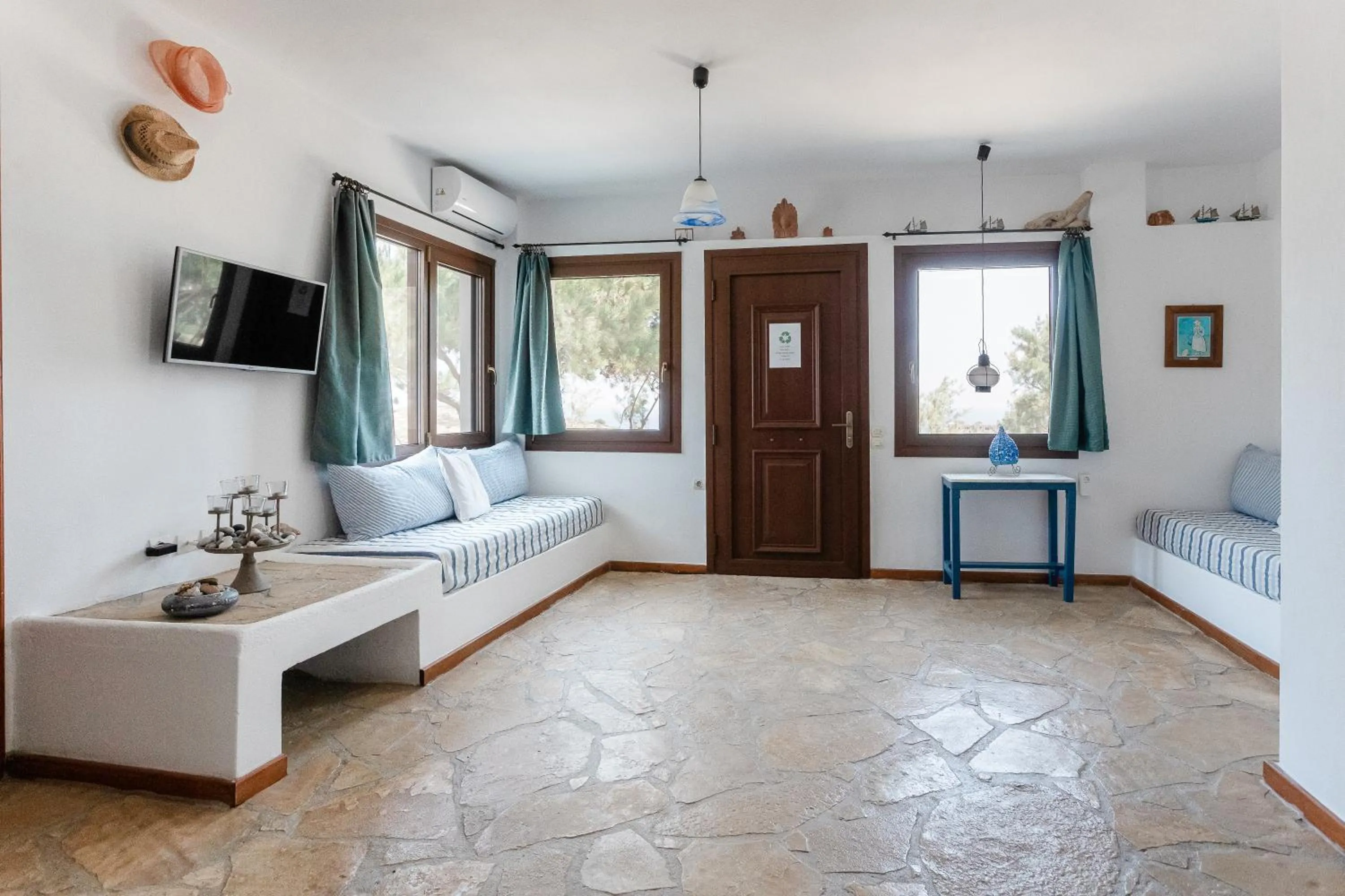 Seating area in Iliatoras