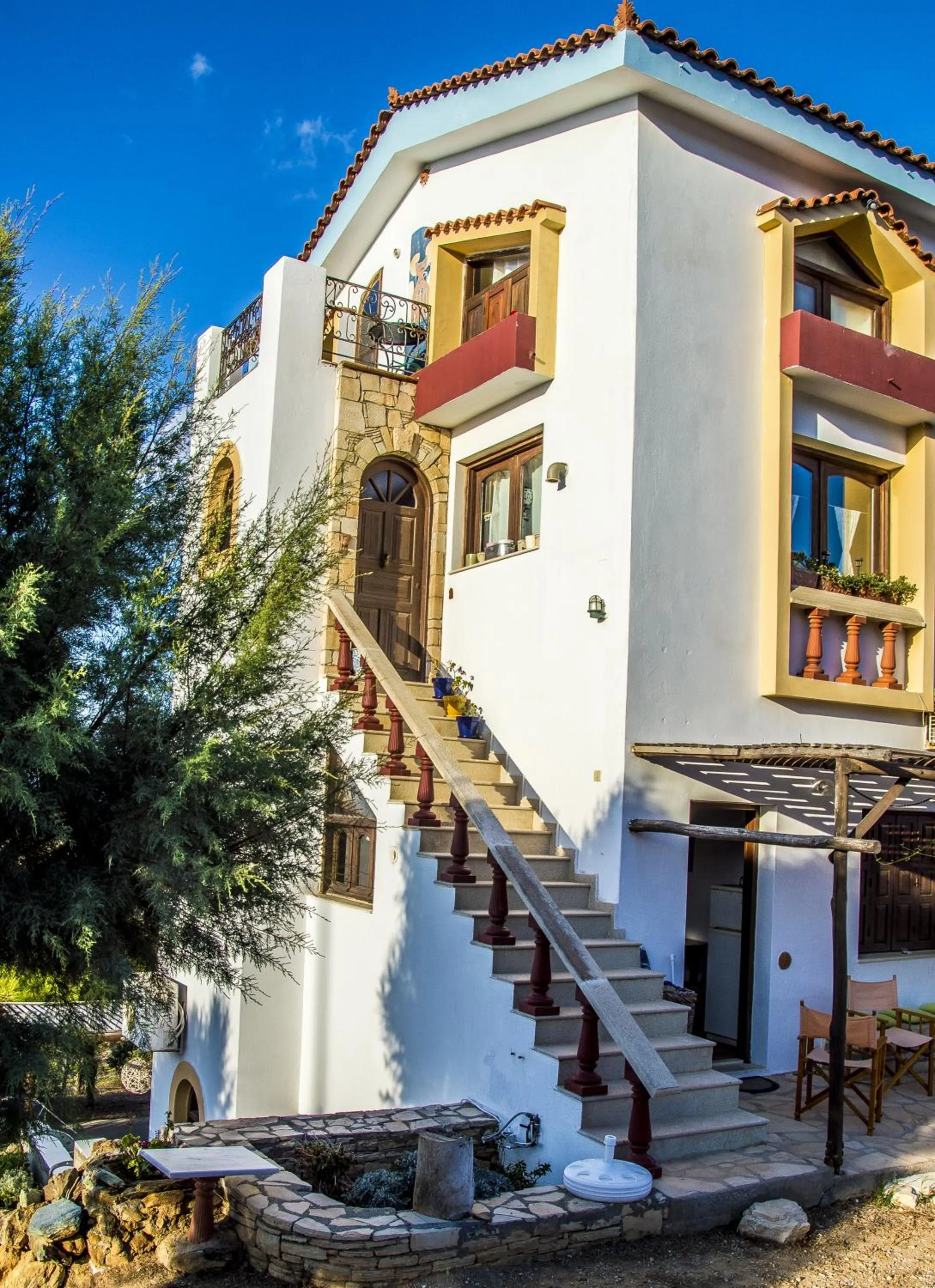 Facade/entrance in Iliatoras