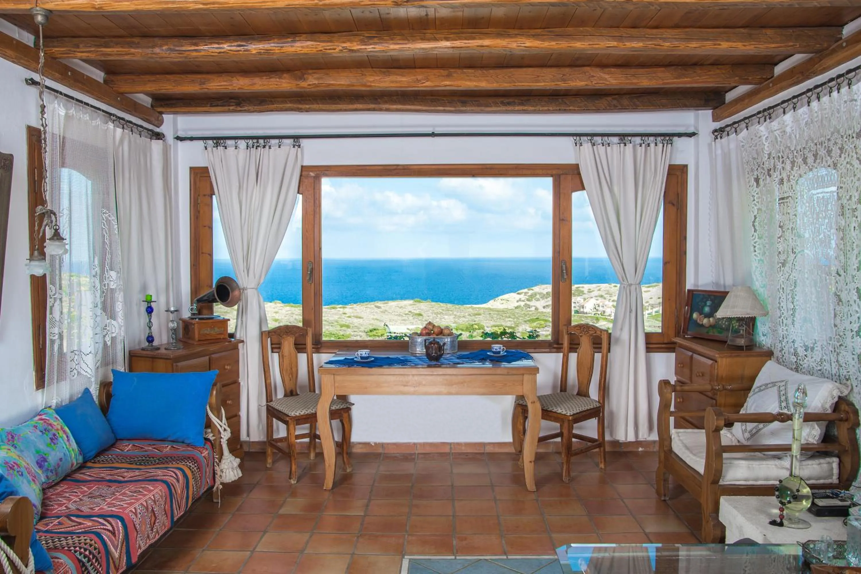 Dining area in Iliatoras