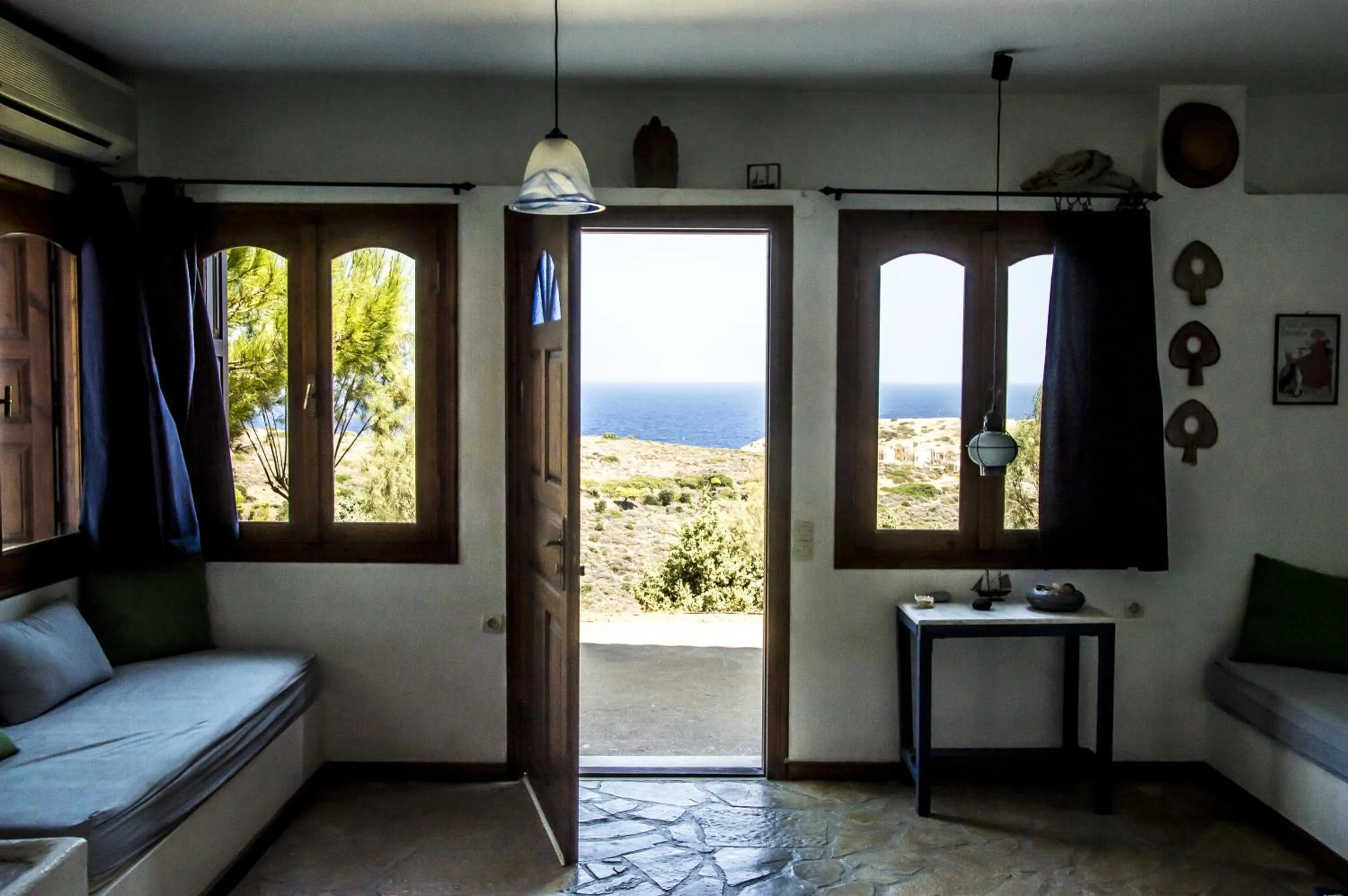 Photo of the whole room in Iliatoras