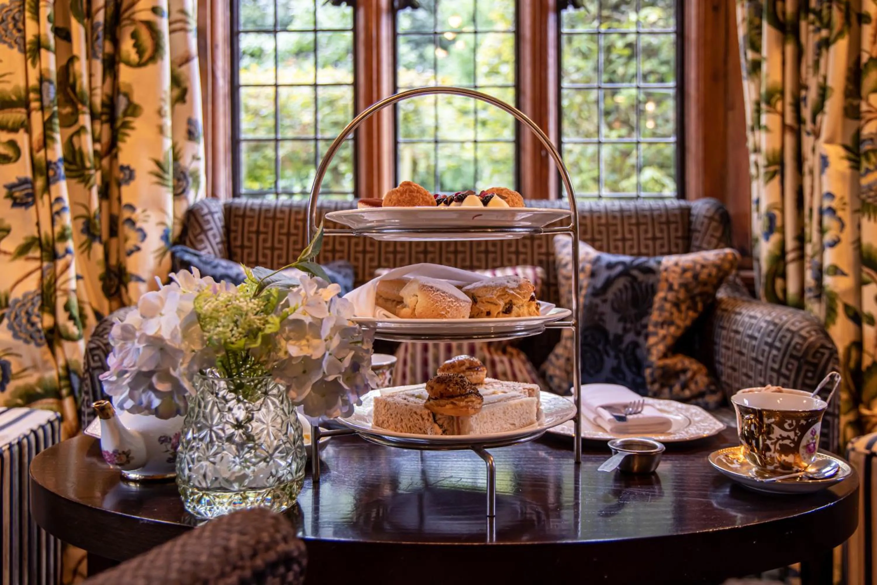 Lounge or bar in Langshott Manor - Luxury Hotel Gatwick