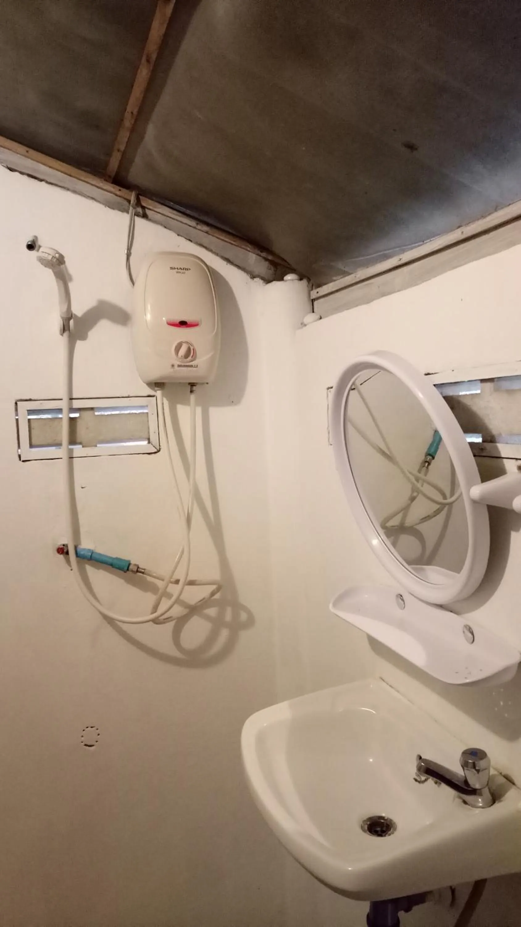 Shower in Comon Bungalow HaadChaoPhao