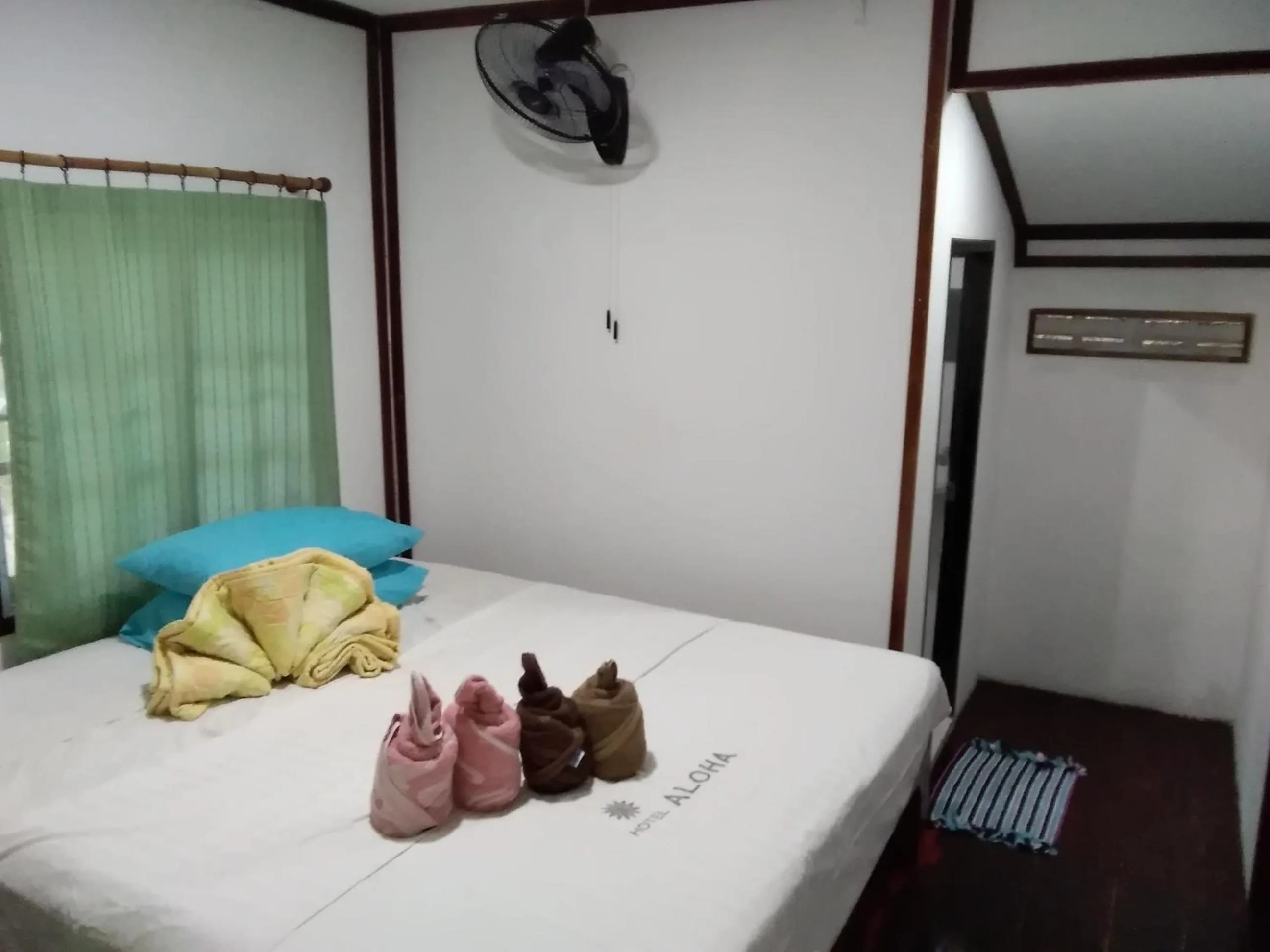 Bed in Comon Bungalow HaadChaoPhao