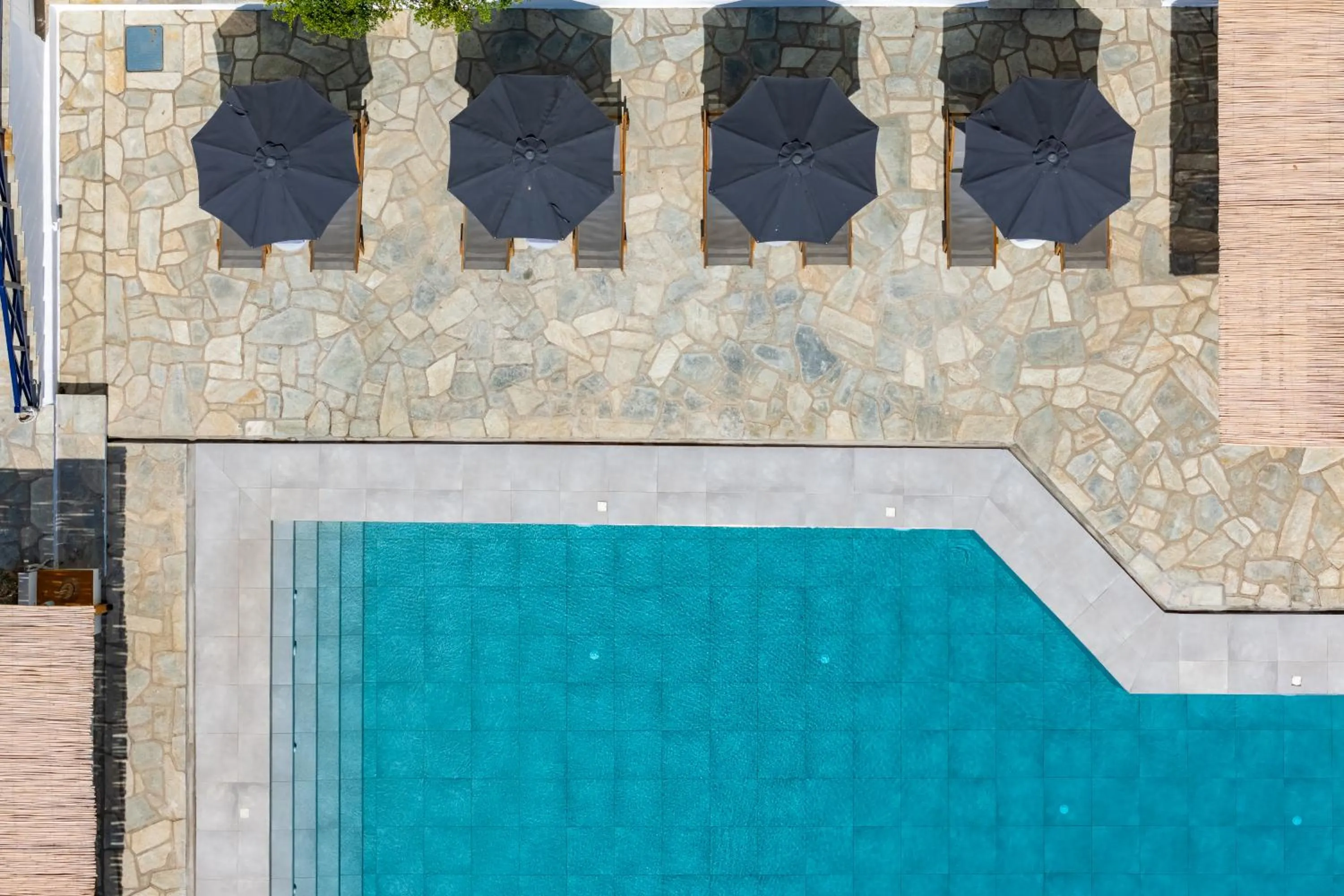 Swimming pool in Aperitton Hotel