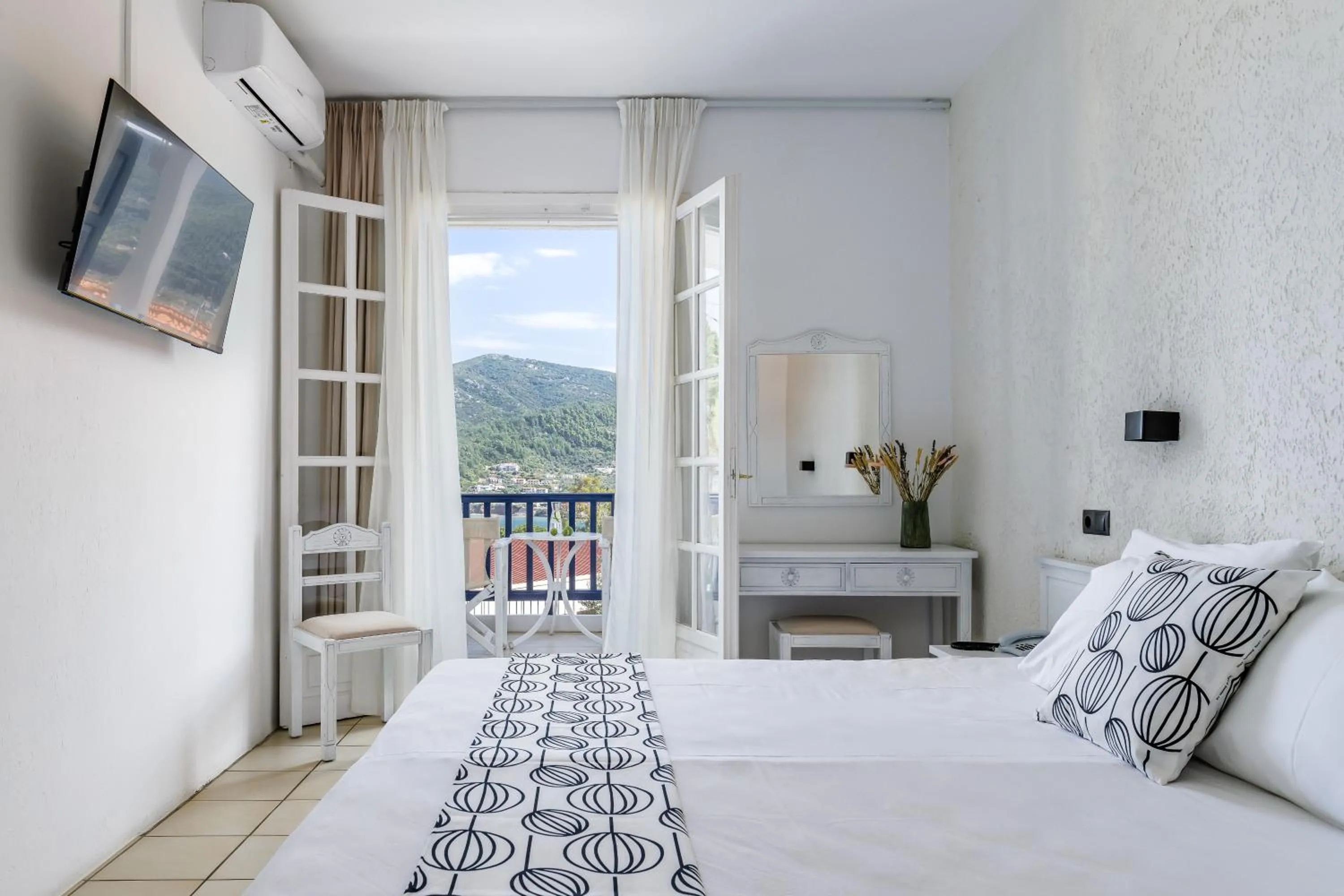 Photo of the whole room, Bed in Aperitton Hotel