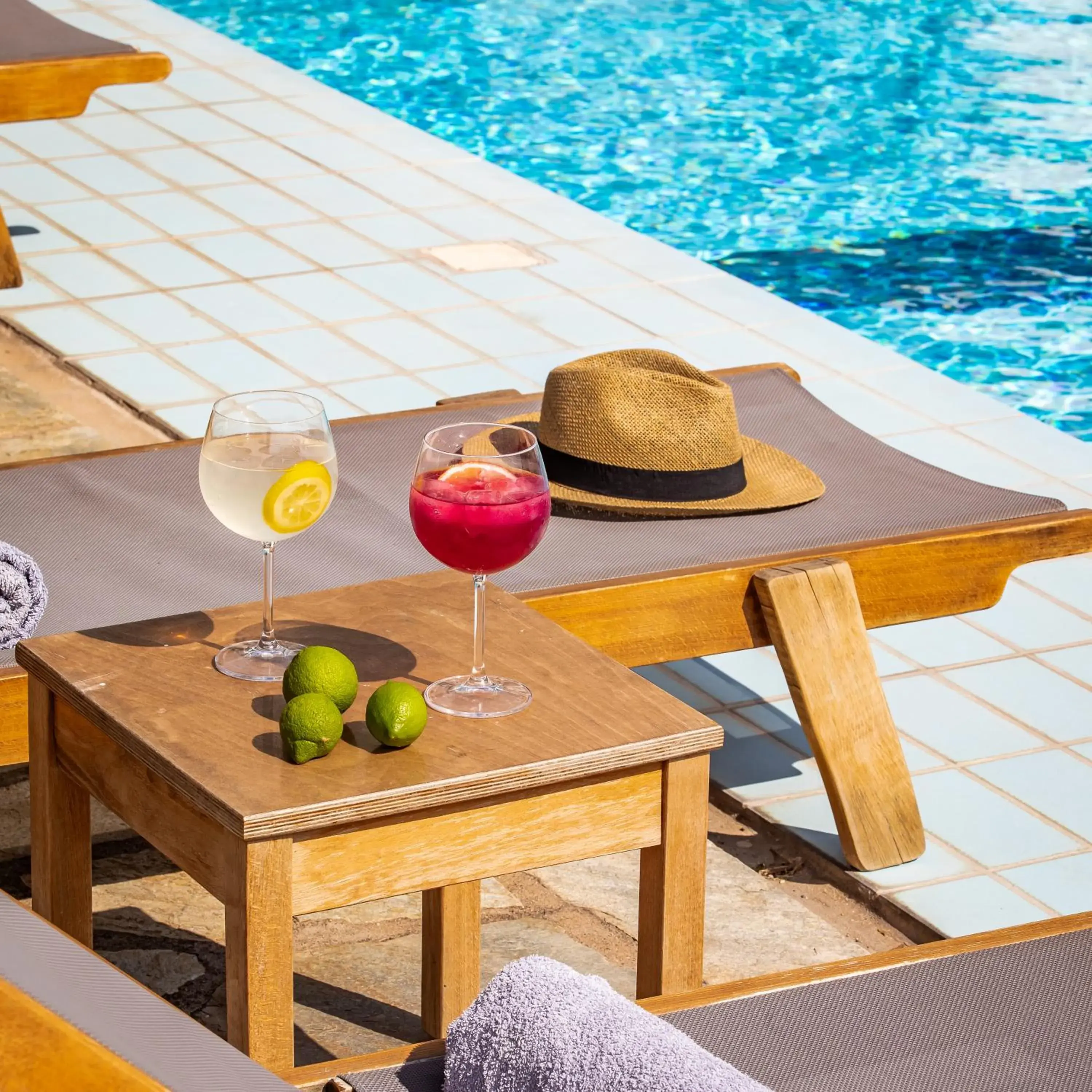 Swimming pool in Aperitton Hotel Swimming pool in Aperitton Hotel