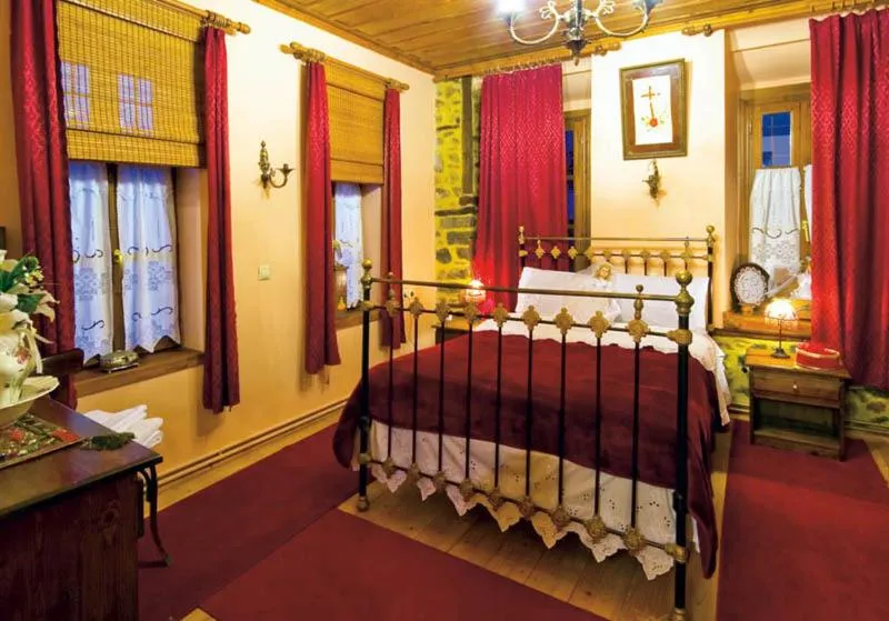 Bed in Hotel Siatistino Archontariki