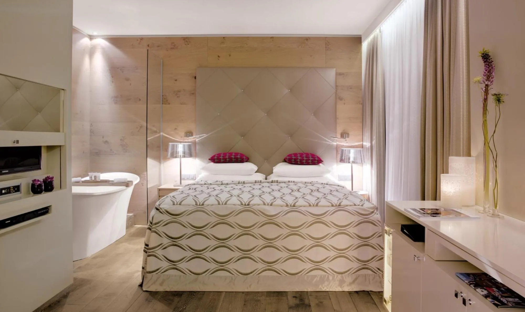 Photo of the whole room, Bed in Giardino Mountain