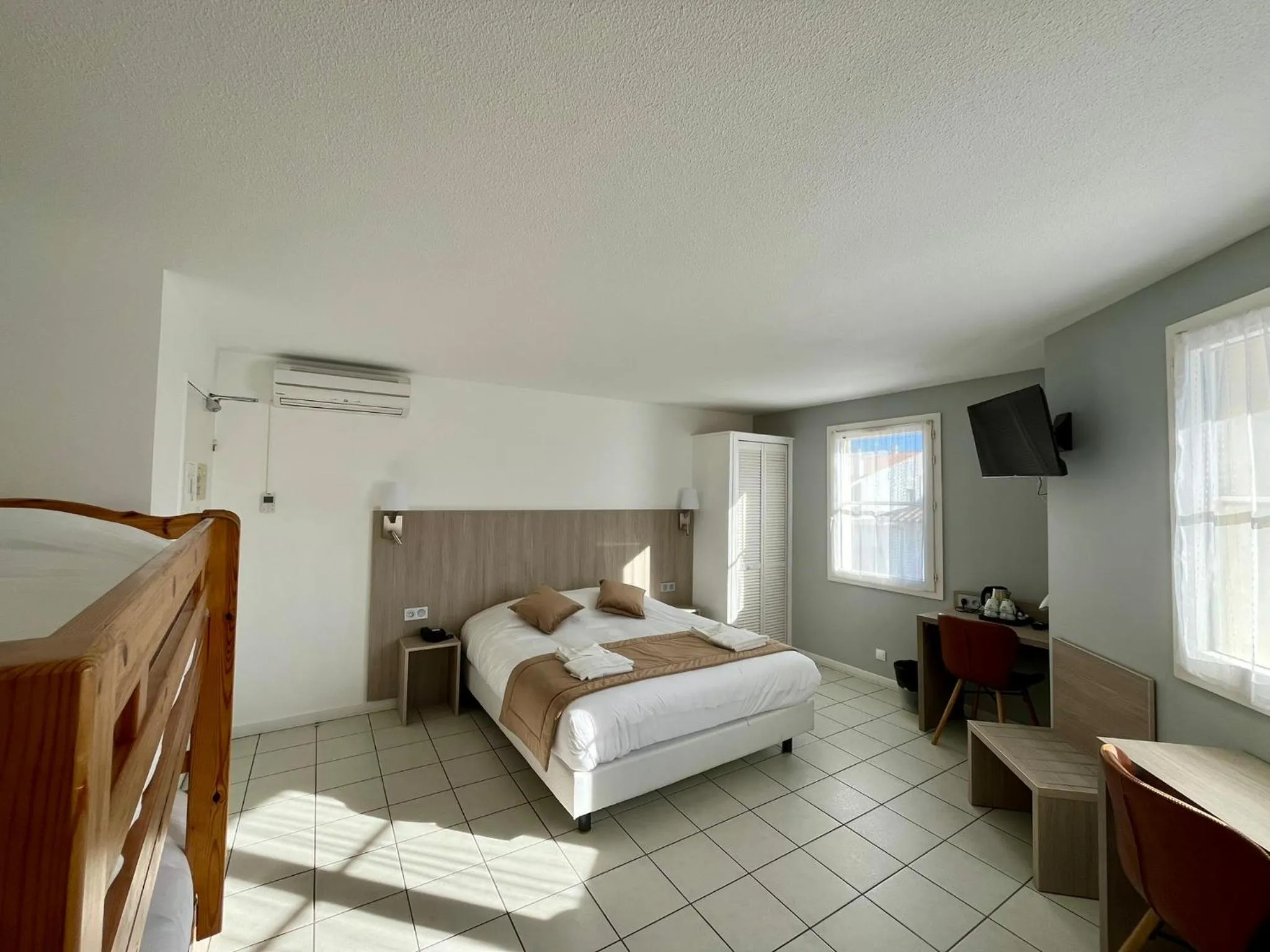 Bed in Hôtel Les Arcades