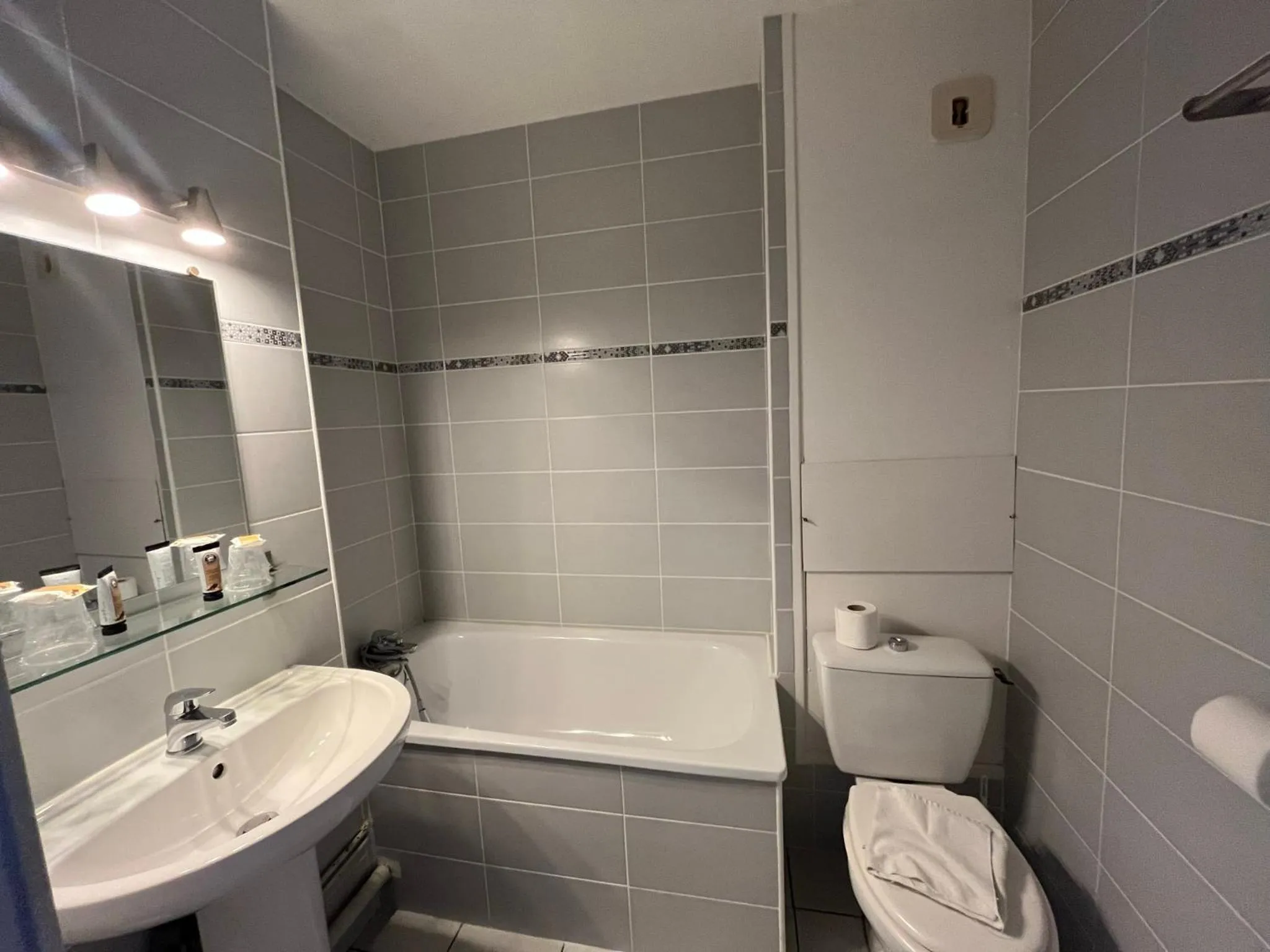 Bathroom in Hôtel Les Arcades