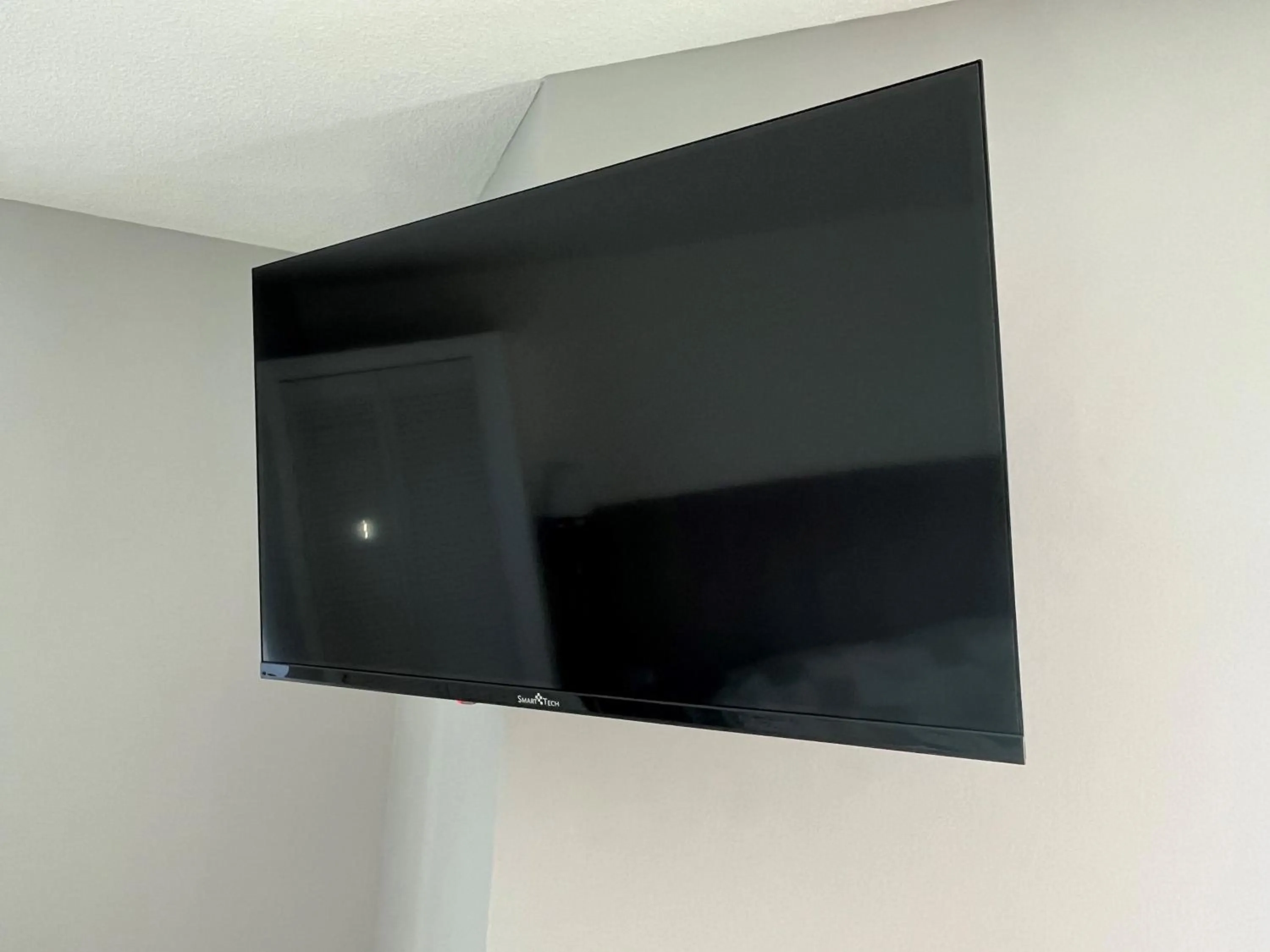 TV and multimedia in Hôtel Les Arcades