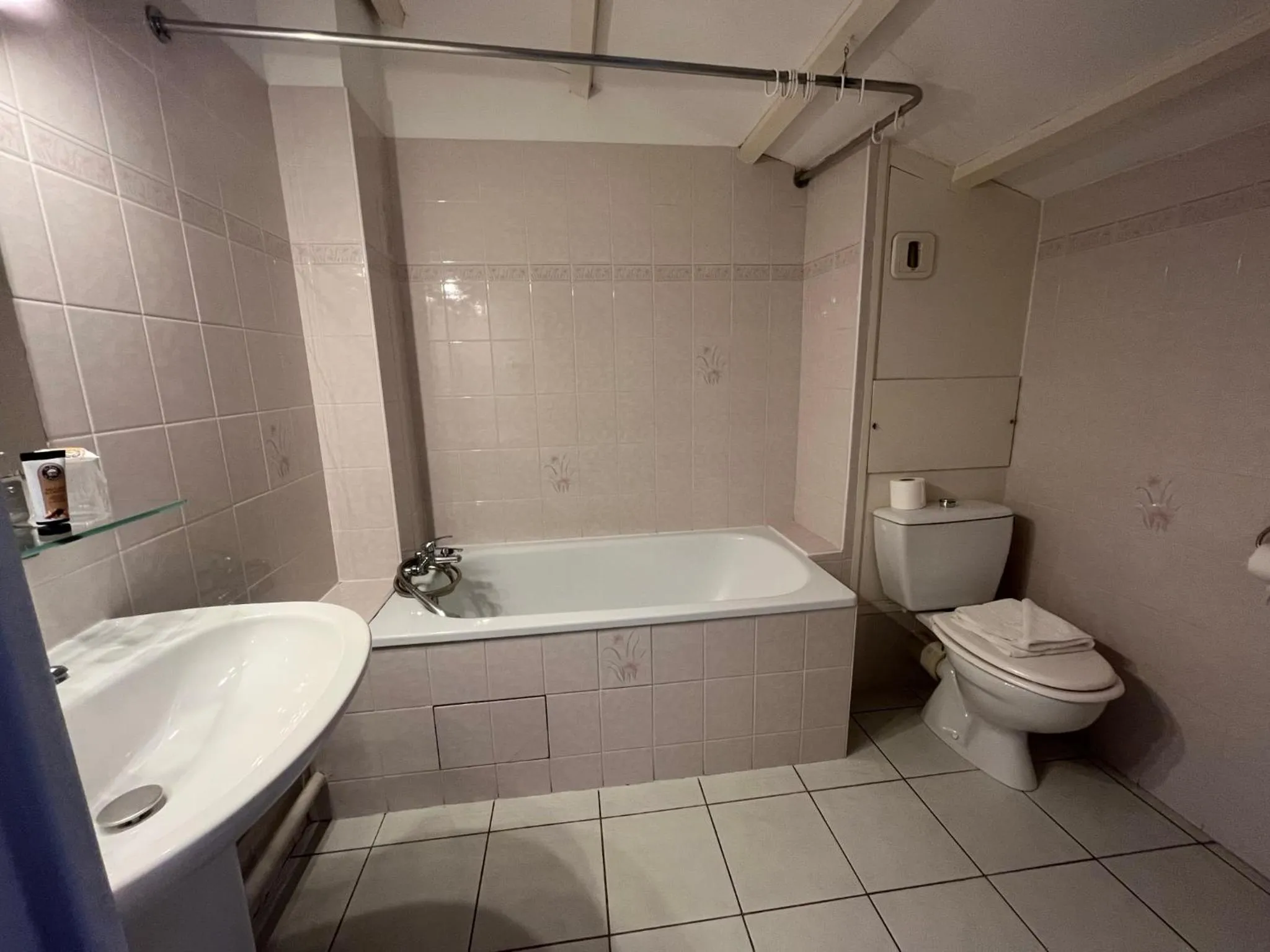 Bathroom in Hôtel Les Arcades