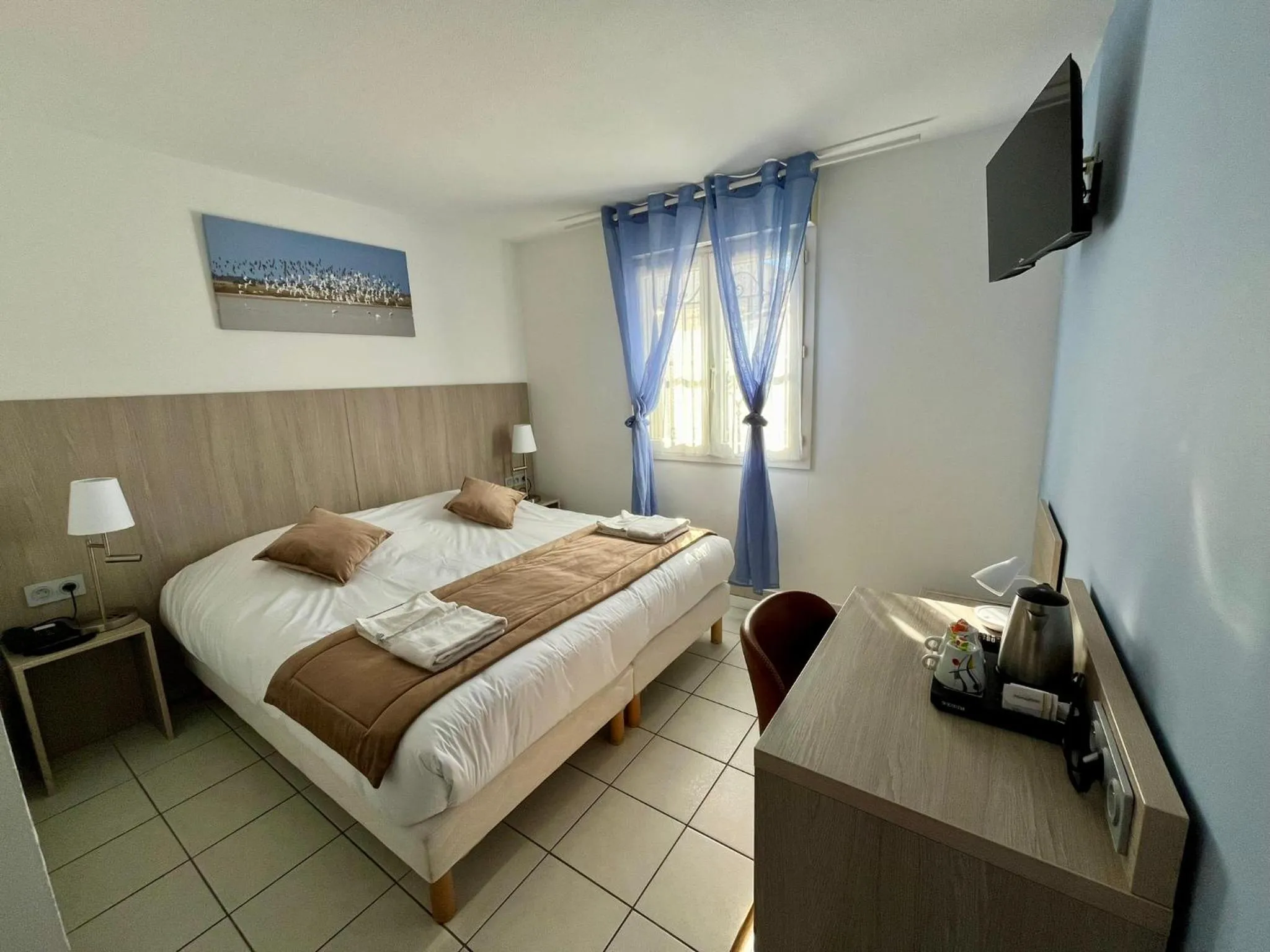 Bed in Hôtel Les Arcades