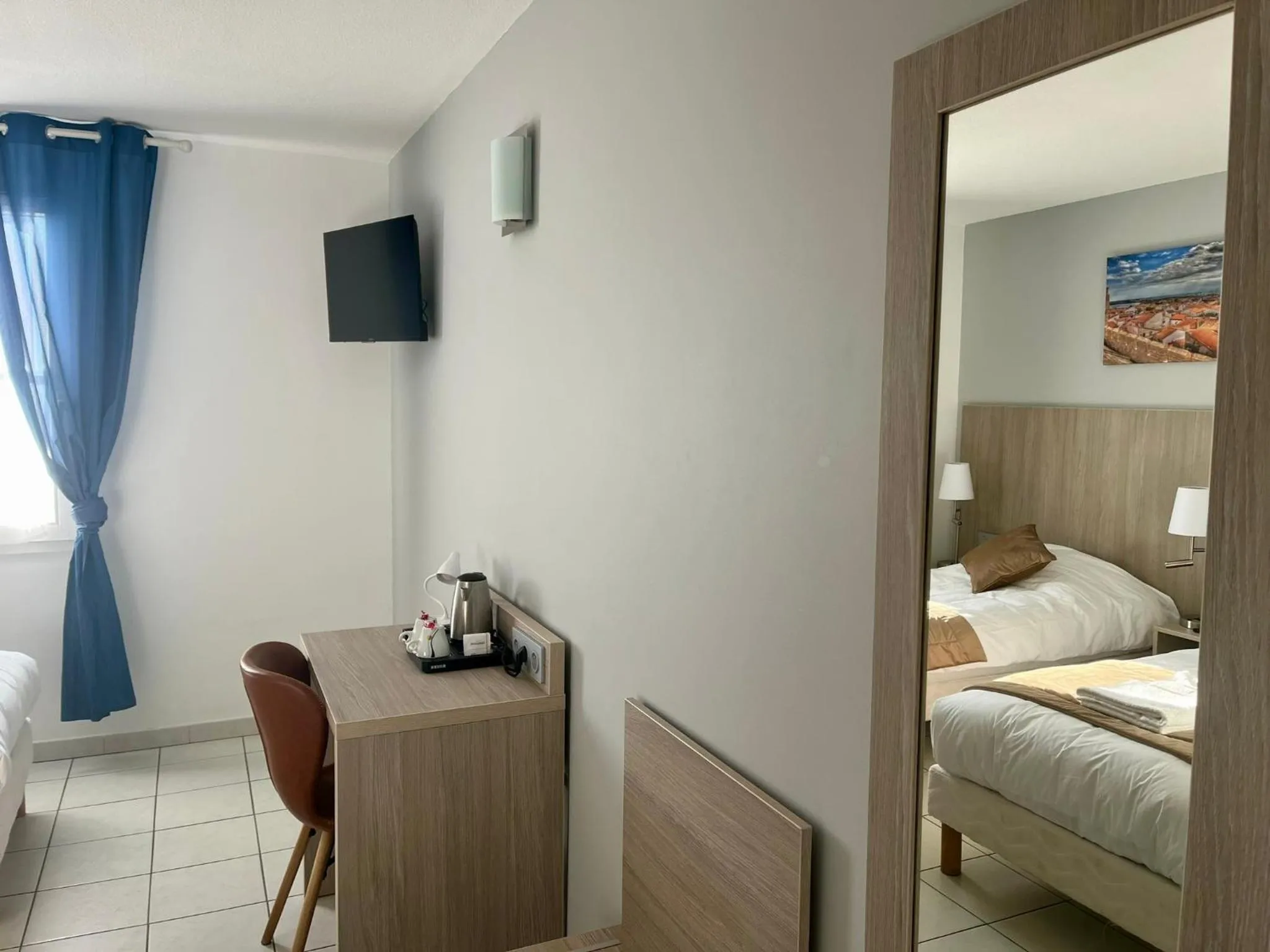 TV and multimedia, Bed in Hôtel Les Arcades