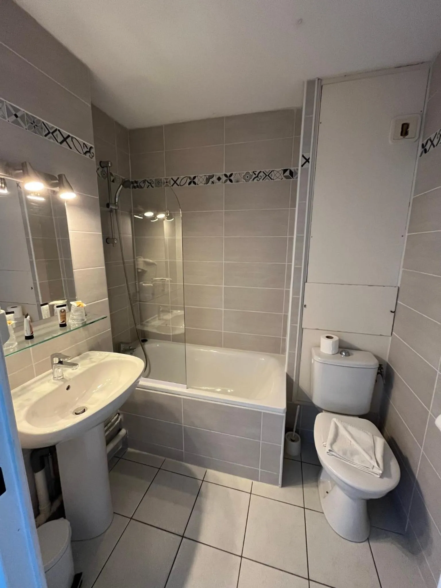 Bathroom in Hôtel Les Arcades