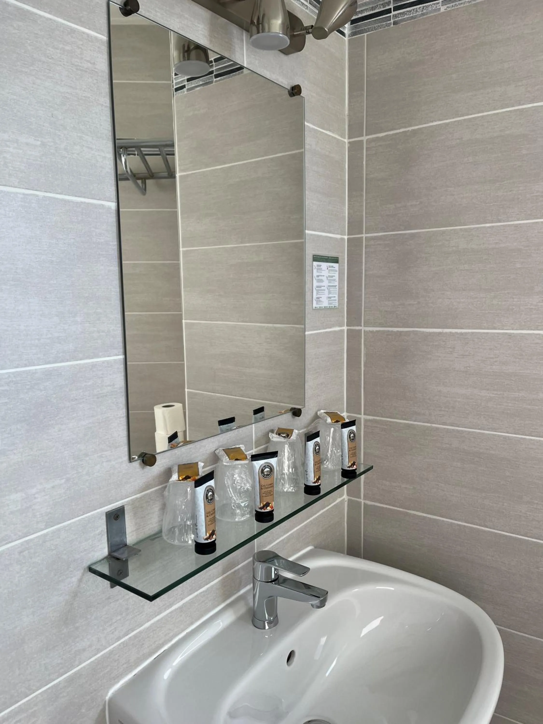 Bathroom in Hôtel Les Arcades