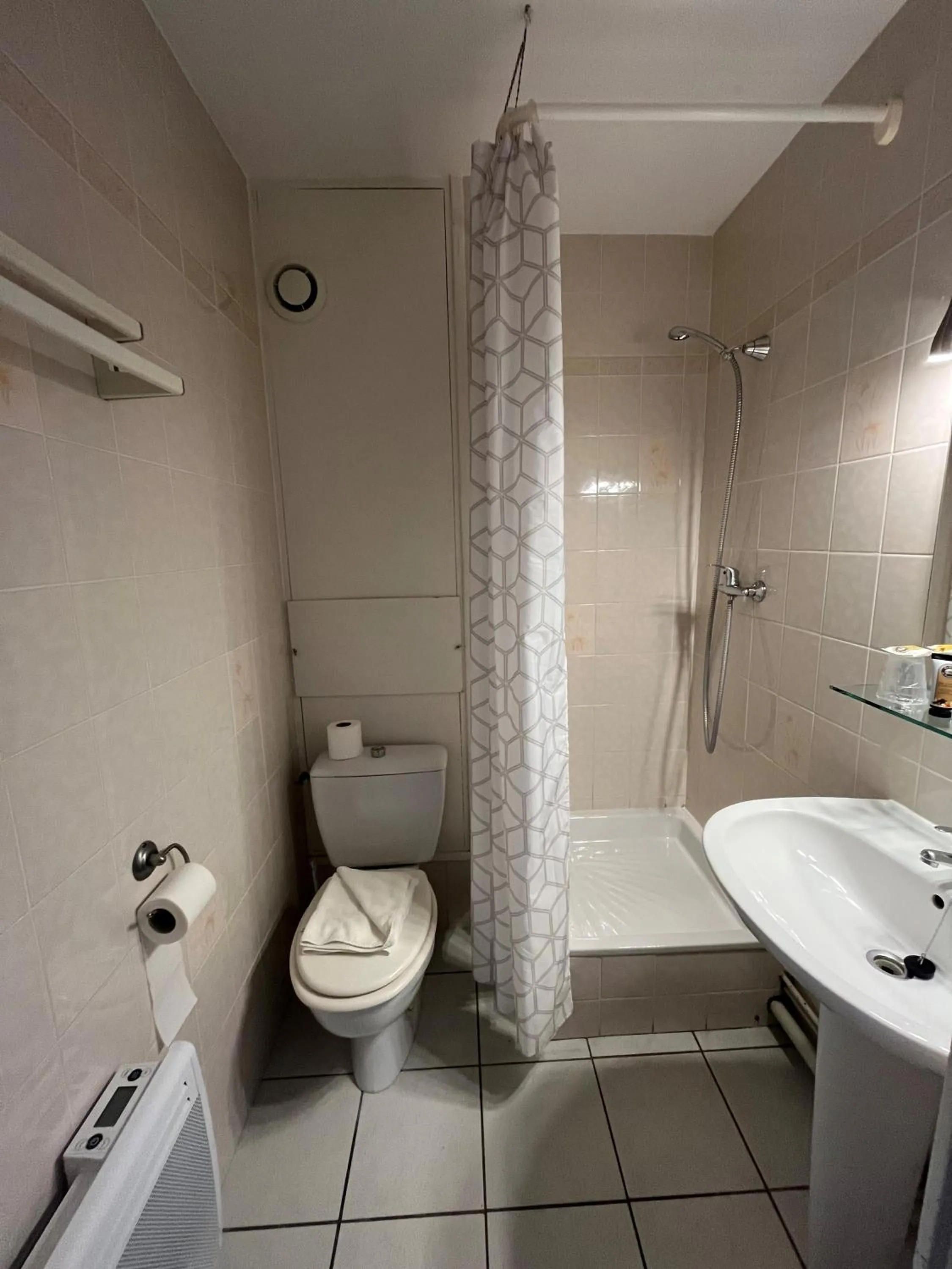 Shower in Hôtel Les Arcades
