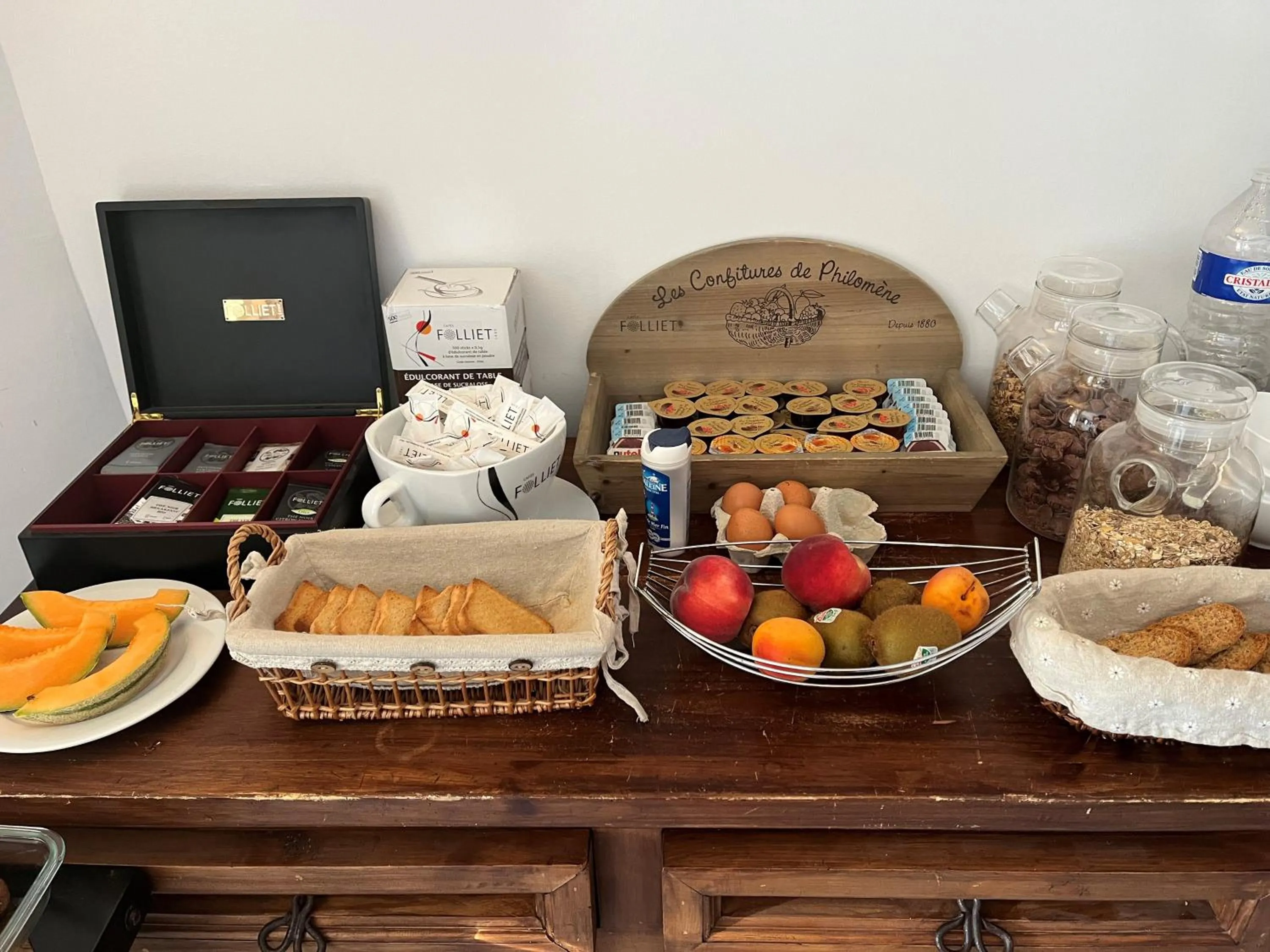 Breakfast in Hôtel Les Arcades