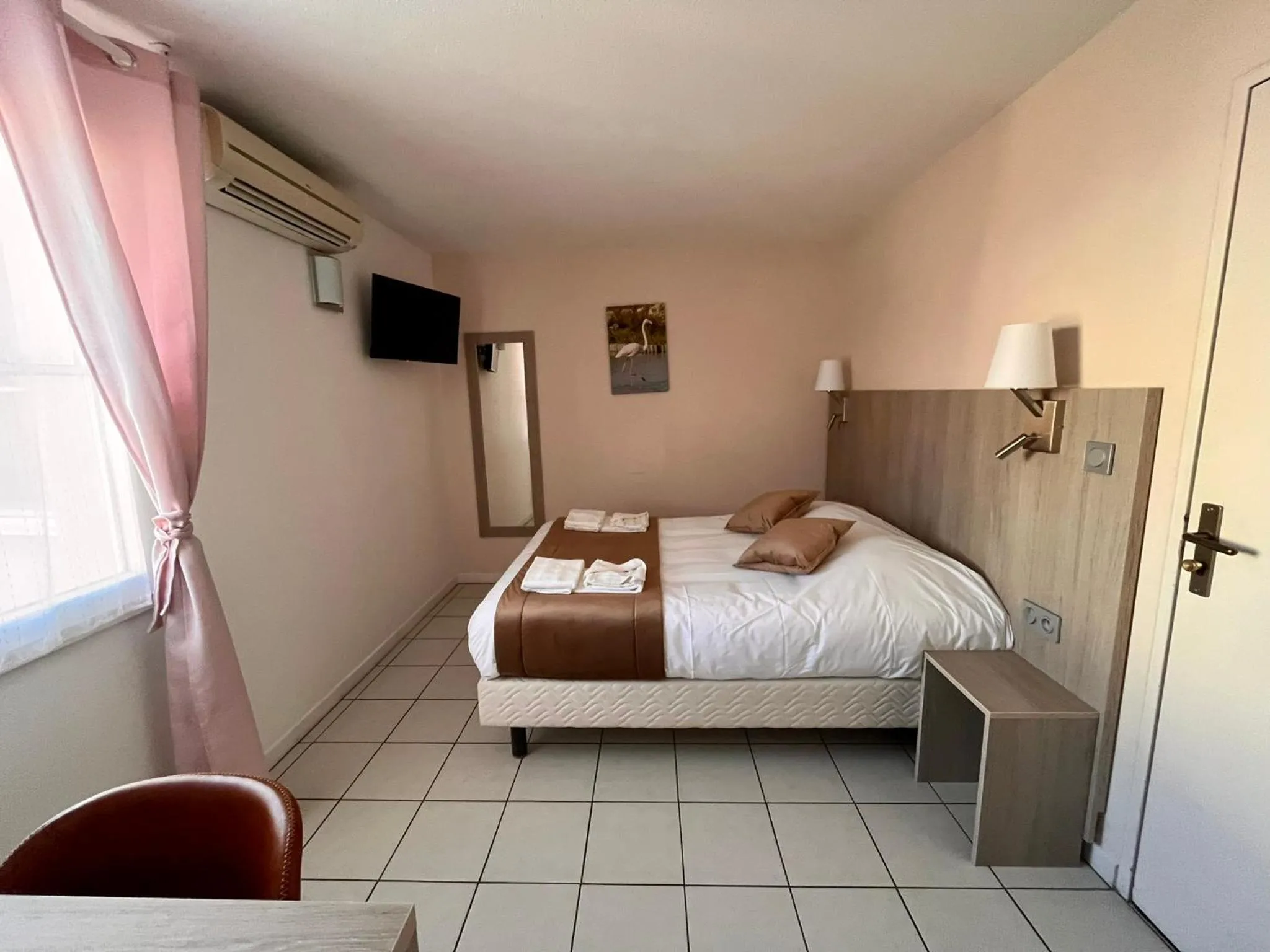 TV and multimedia, Bed in Hôtel Les Arcades