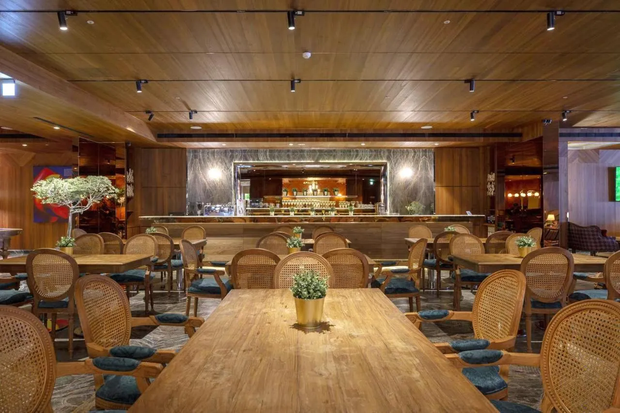 Restaurant/places to eat in Inhouse Hotel Grand