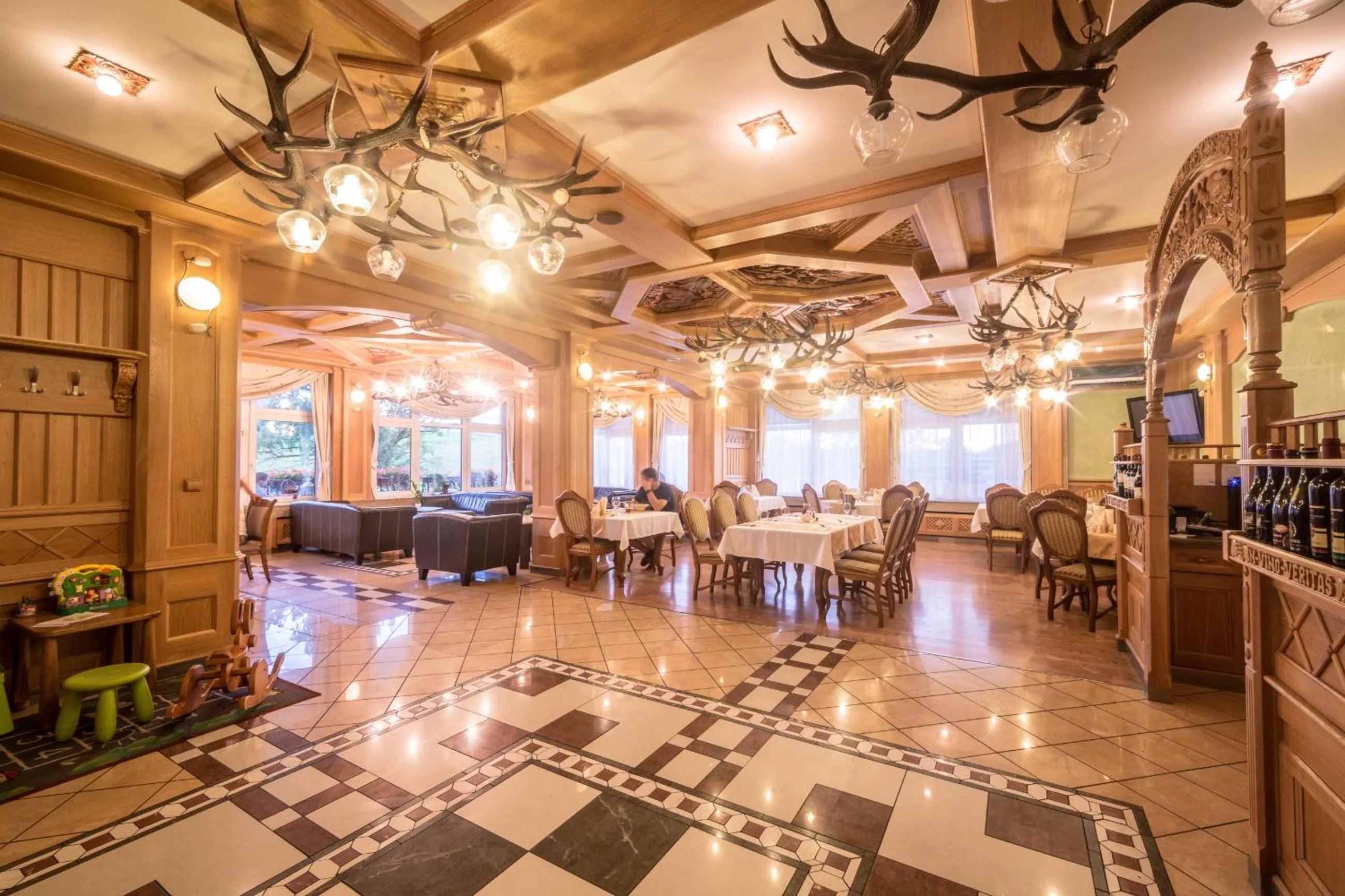 Restaurant/places to eat in Hotel Diana