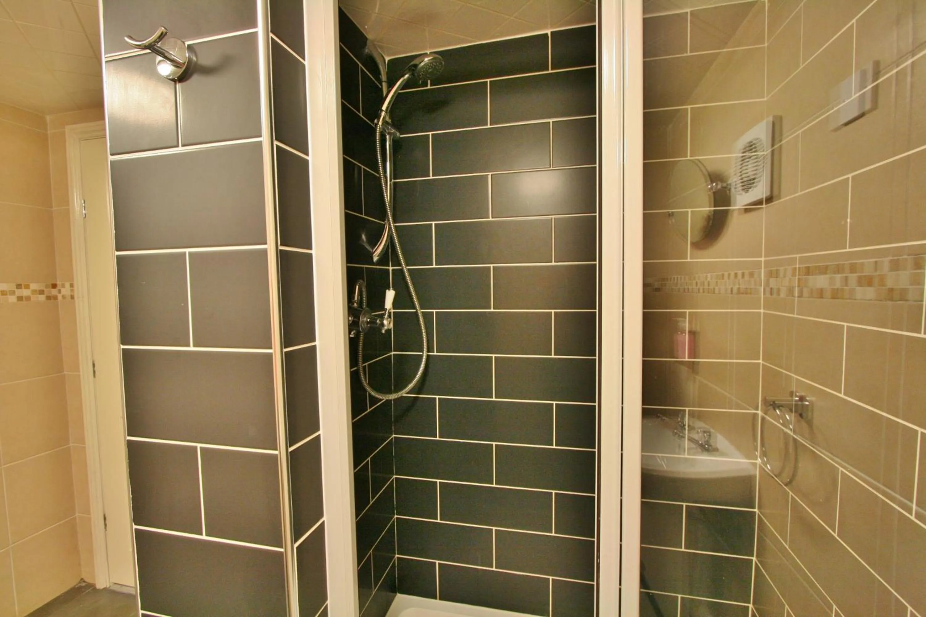 Bathroom in Central Hotel Cheltenham by Roomsbooked