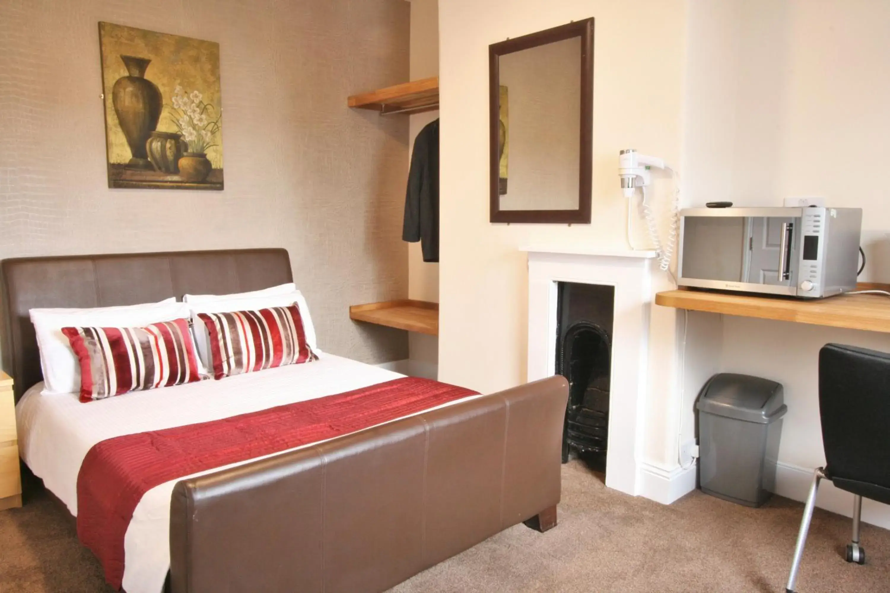 En Suite Double Room in Central Hotel Cheltenham by Roomsbooked En Suite Double Room in Central Hotel Cheltenham by Roomsbooked