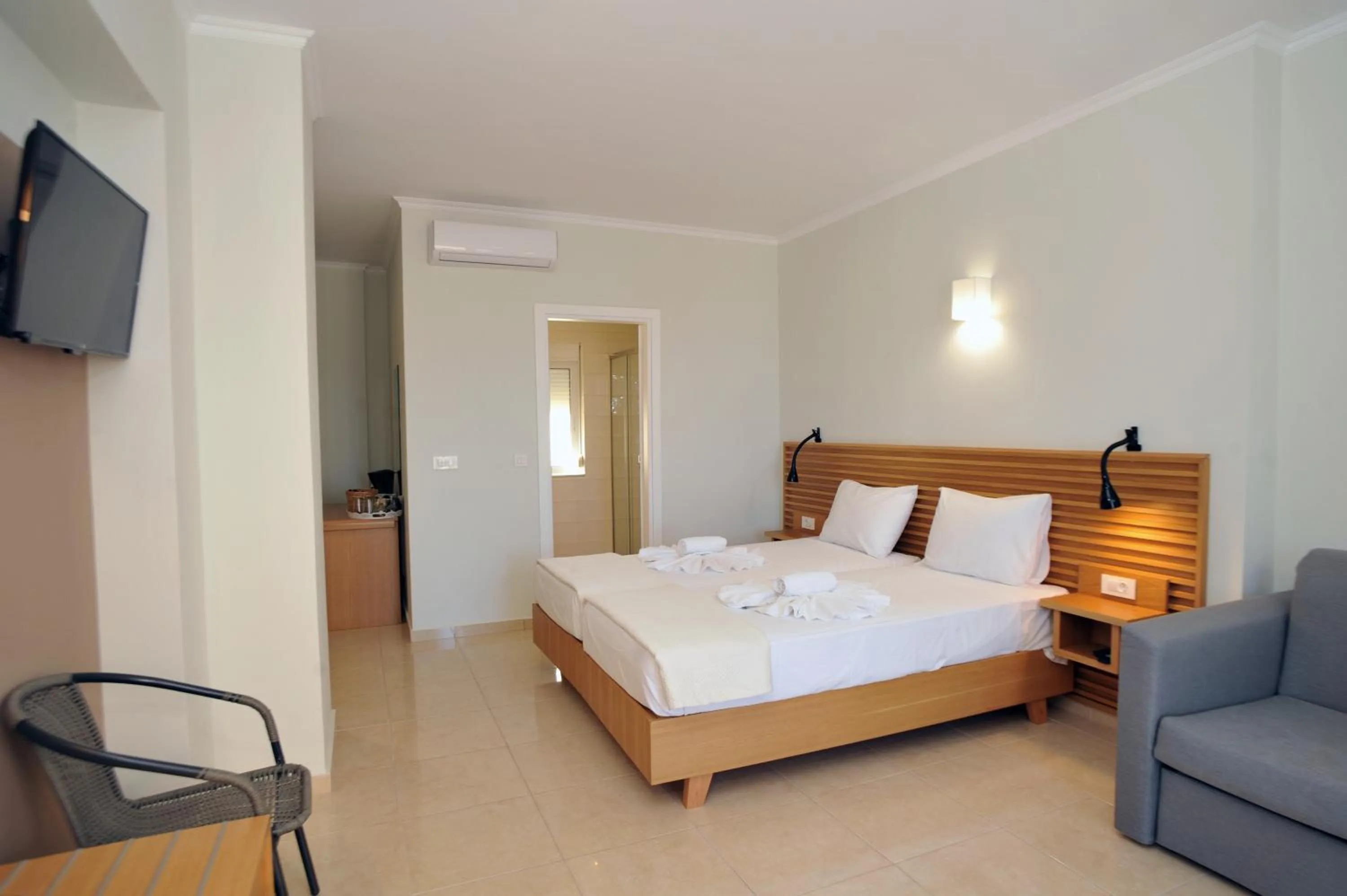 Communal lounge/ TV room, Bed in Mithos Premium Rooms