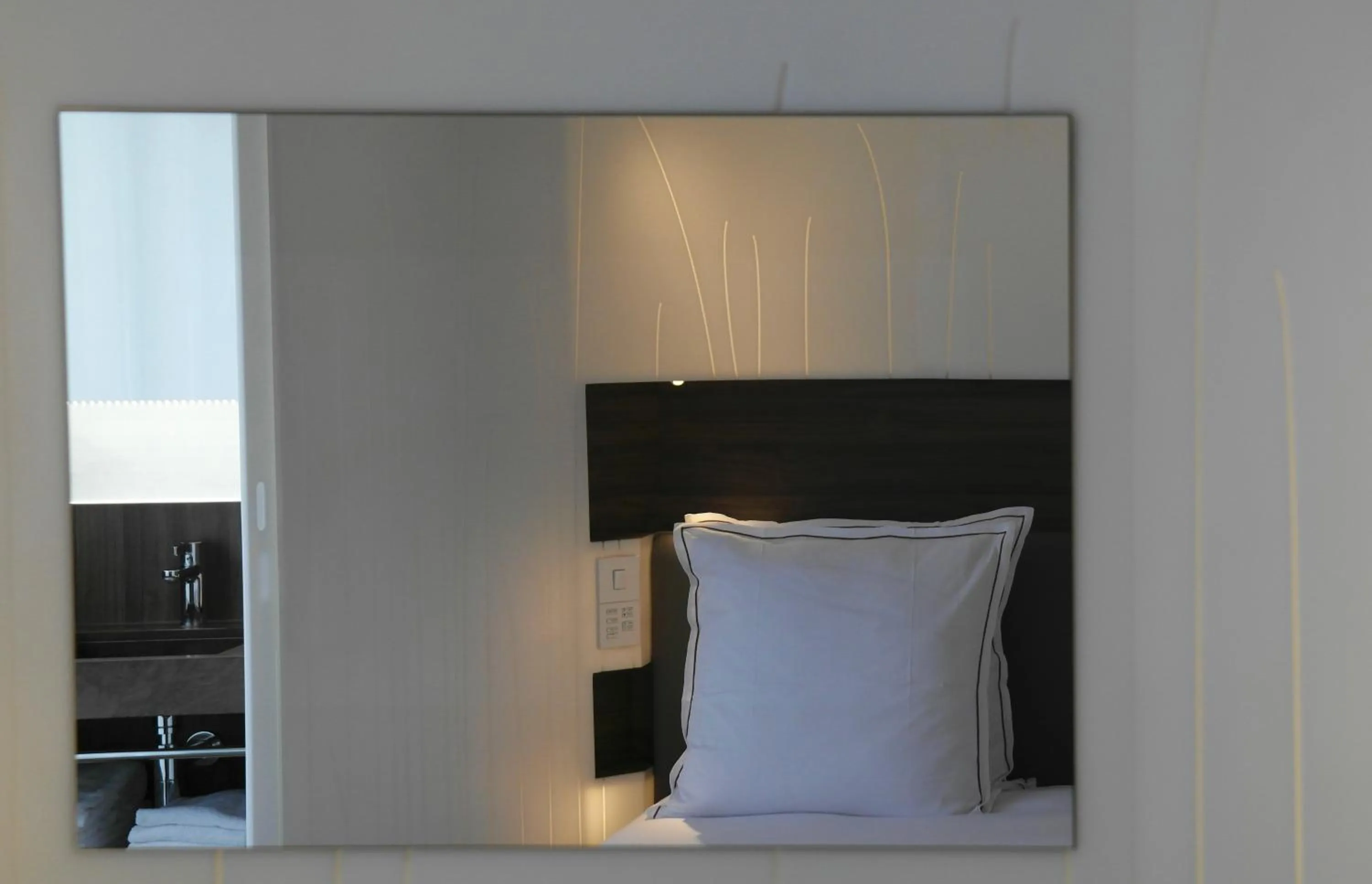 Photo of the whole room, Bed in Hôtel Jules & Jim