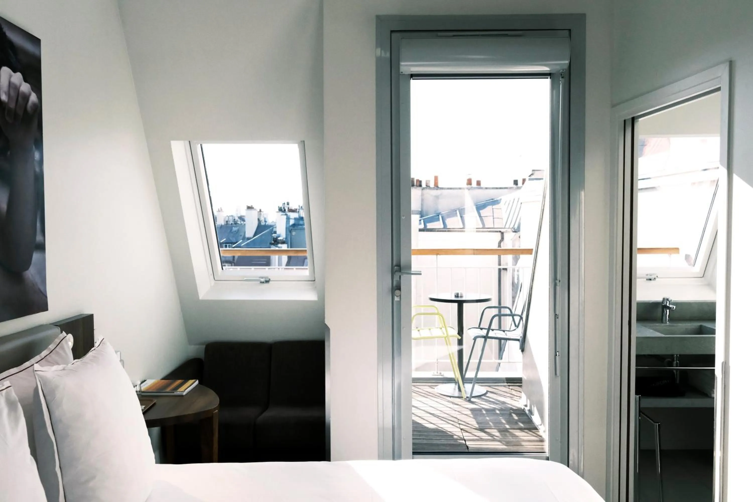 Photo of the whole room, Bed in Hôtel Jules & Jim