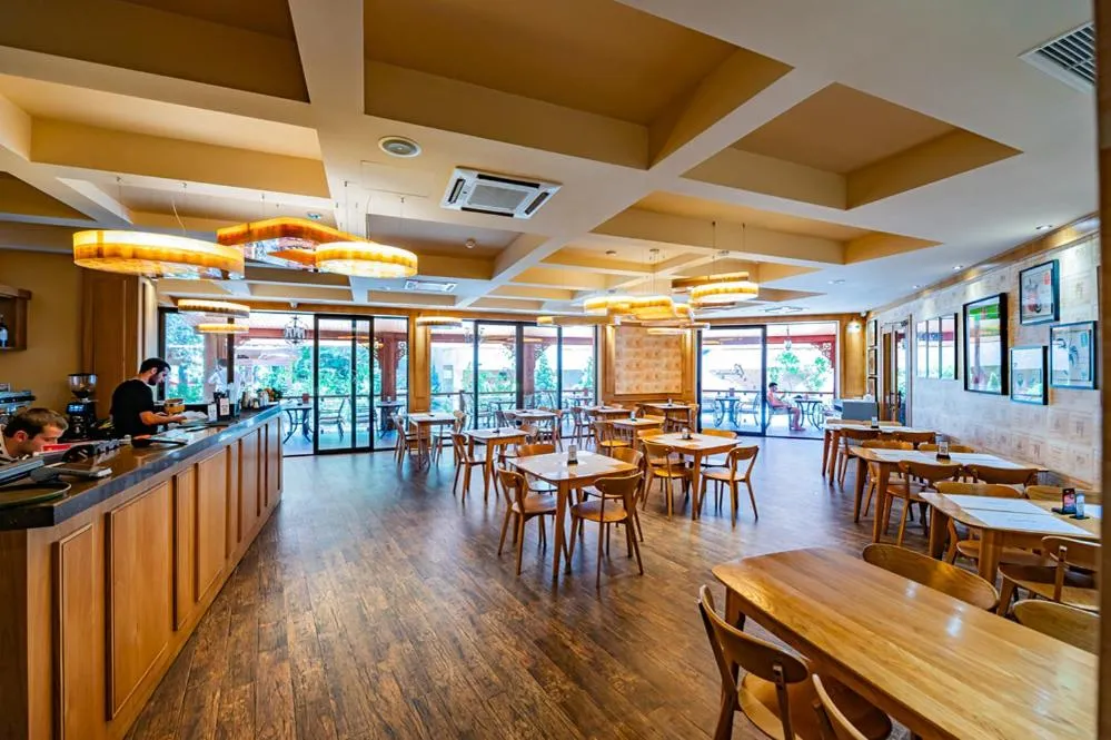 Restaurant/places to eat in Dreamland Oasis Hotel Chakvi